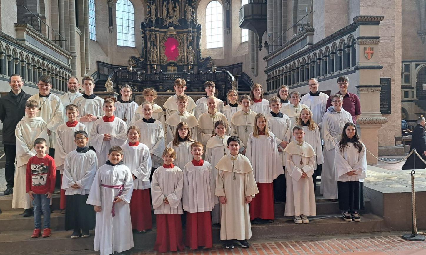 Gruppenfoto von Kindern in roten und weißen Ministranten-Gewändern