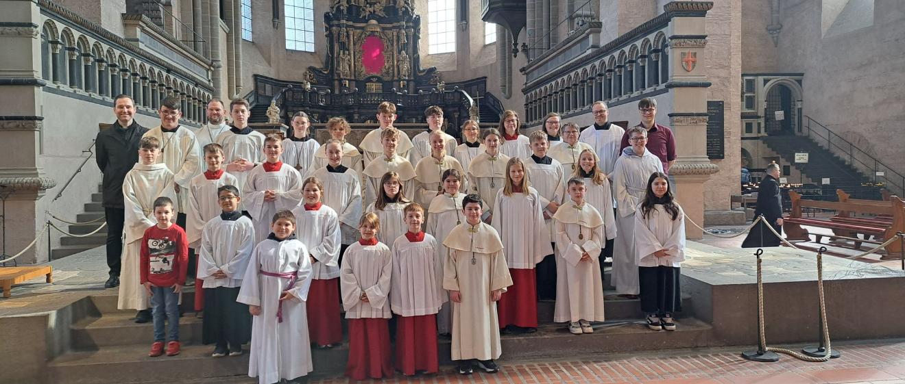 Gruppenfoto von Kindern in roten und weißen Ministranten-Gewändern
