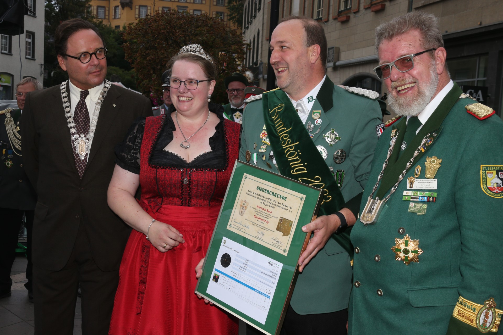 Der neue Bundesschützenkönig Michael Kaul (Zweiter von rechts) freut sich mit Ehefrau Susanne, Hochmeister Emanuel Prinz zu Salm Salm (links) und Bundesschützenmeister Emil Vogel über den Erfolg.