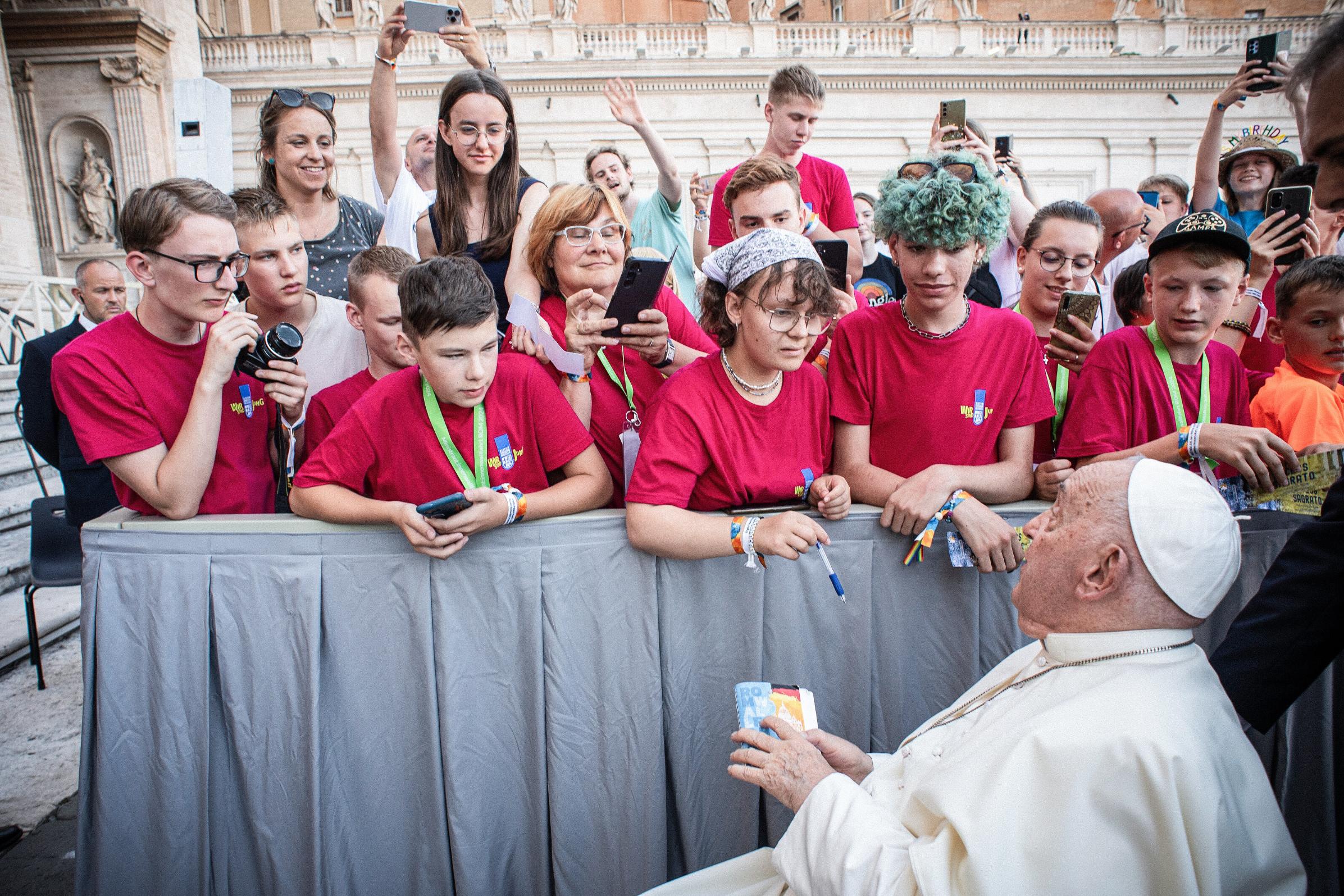 Papst Franziskus spricht mit Ministranten aus Deutschland am 30. Juli im Vatikan.
