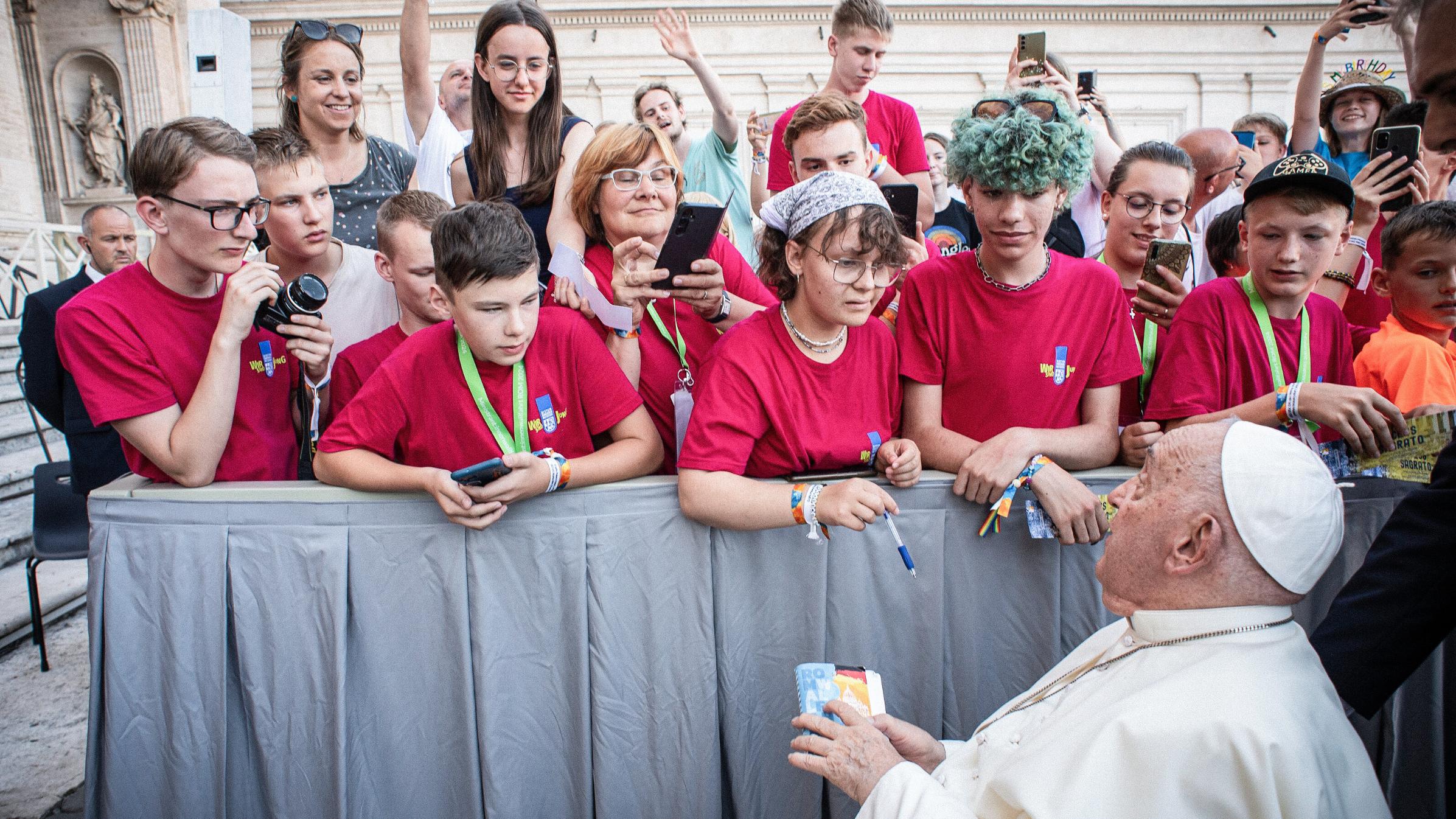 Papst Franziskus spricht mit Ministranten aus Deutschland am 30. Juli im Vatikan.