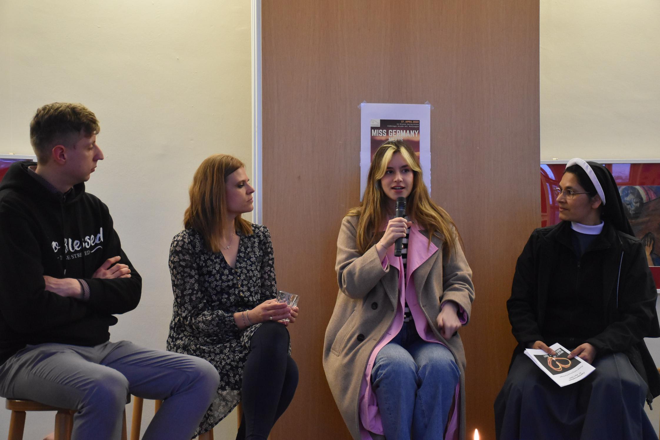 Antonio Jagodin, Rebecca Benahmed, Kira Geiss und Sr. Mercy (von links) bei der Talkrunde.