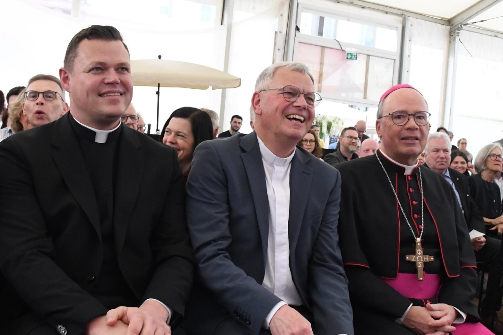 Tim Sturm, Dr. Ulrich Graf von Plettenberg und Bischof Dr. Stephan Ackermann (von links) beim Amtswechsel des Generalvikars.