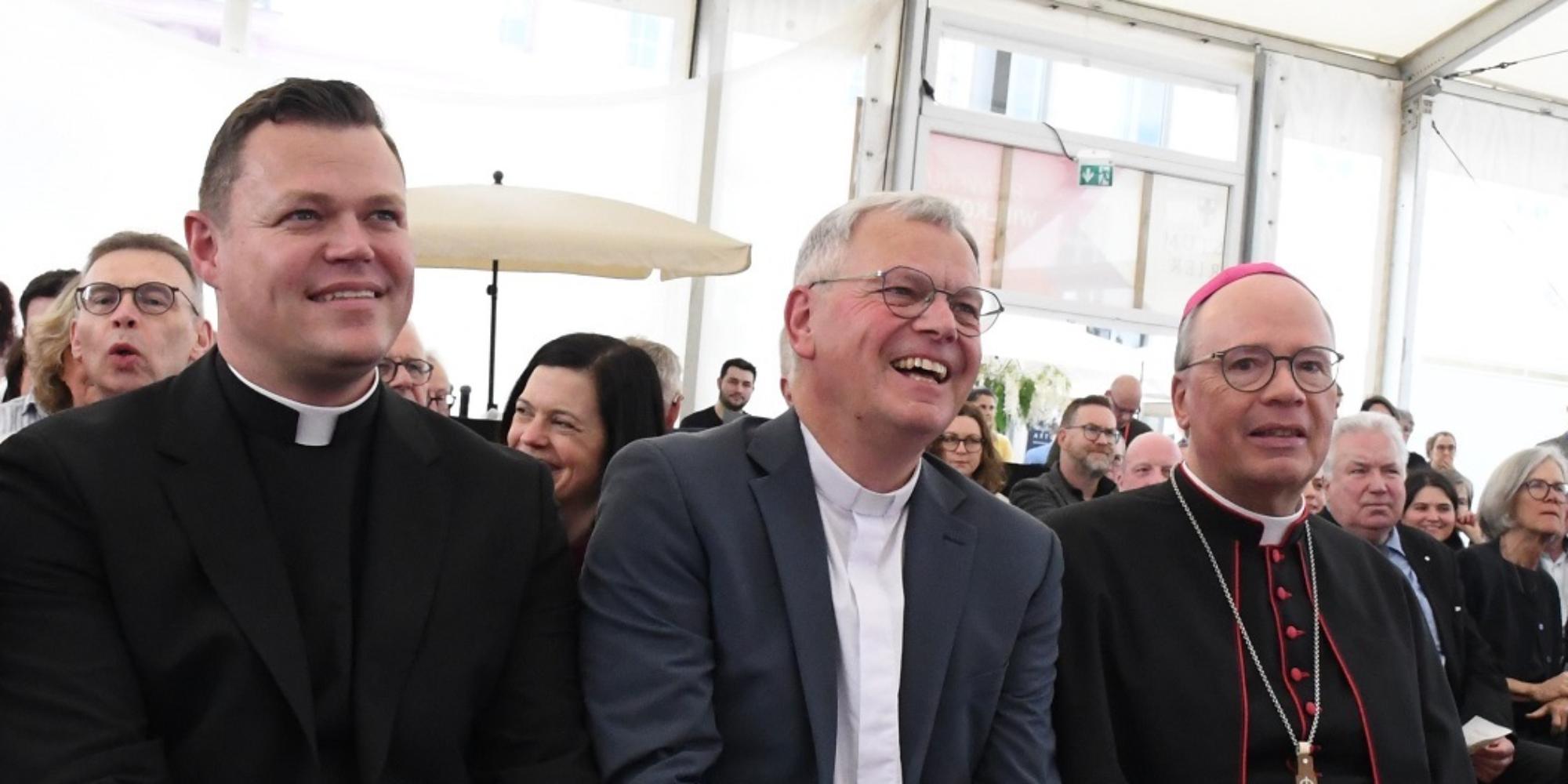 Tim Sturm, Dr. Ulrich Graf von Plettenberg und Bischof Dr. Stephan Ackermann (von links) beim Amtswechsel des Generalvikars.