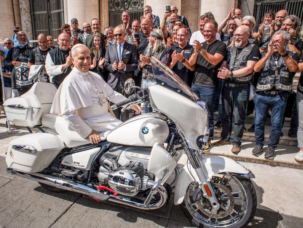 Papst Leo XIV. auf einem Motorrad