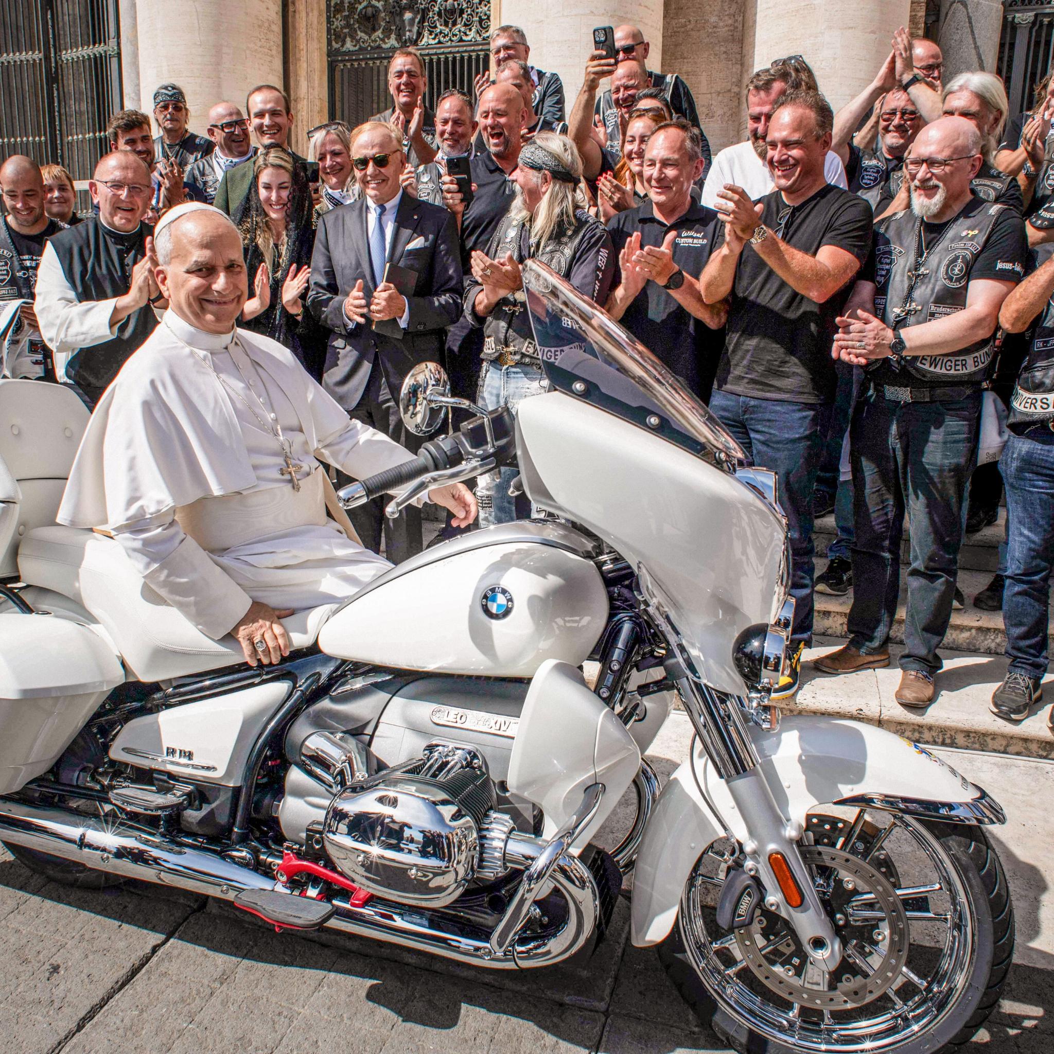 Papst Leo XIV. auf einem Motorrad