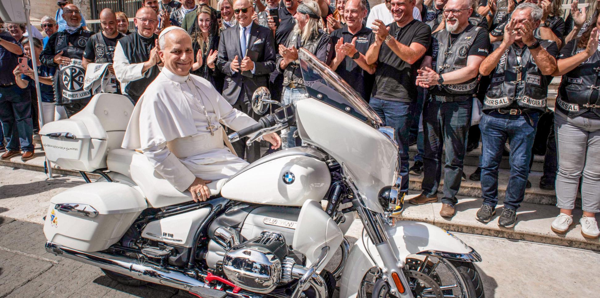 Papst Leo XIV. auf einem Motorrad