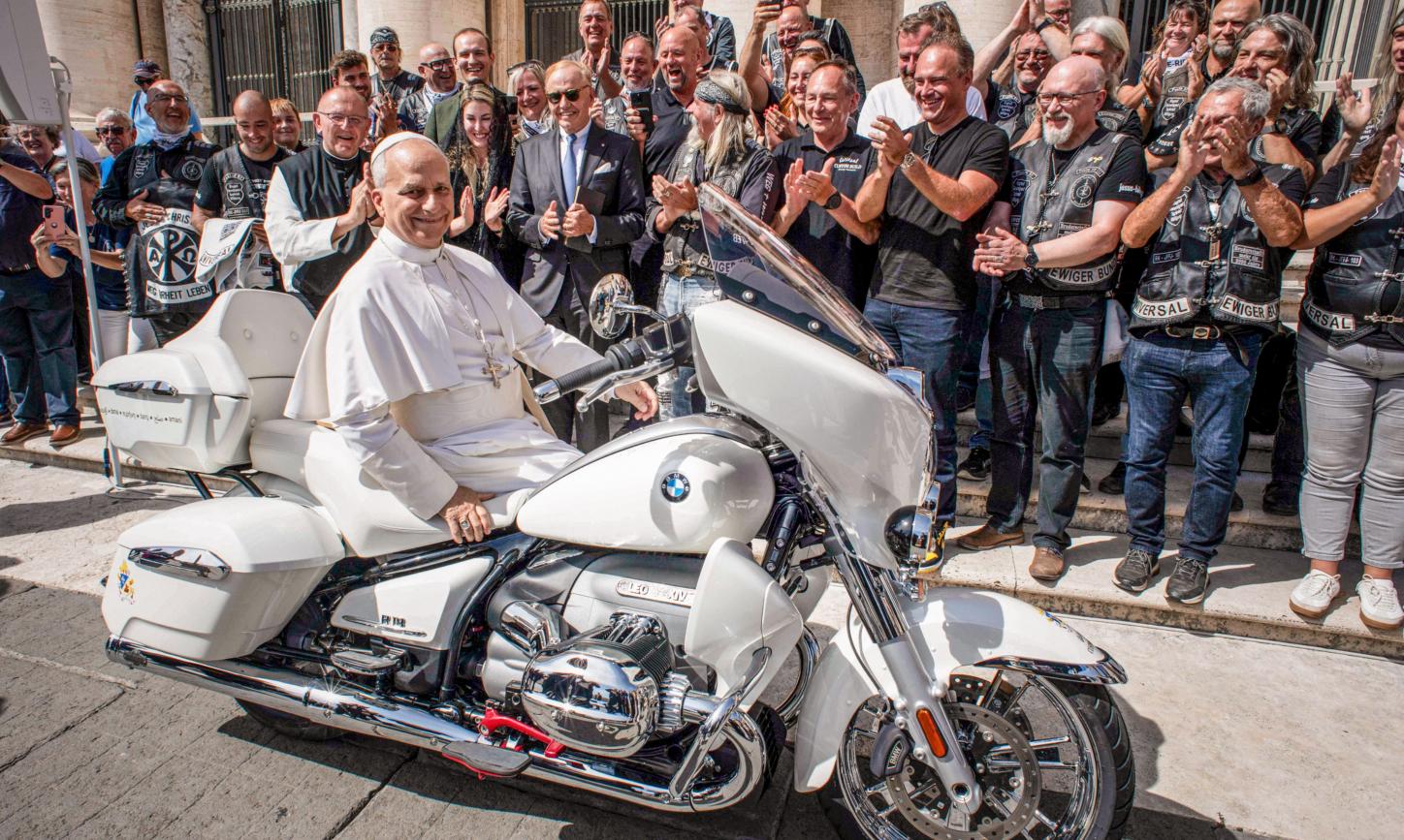 Papst Leo XIV. auf einem Motorrad