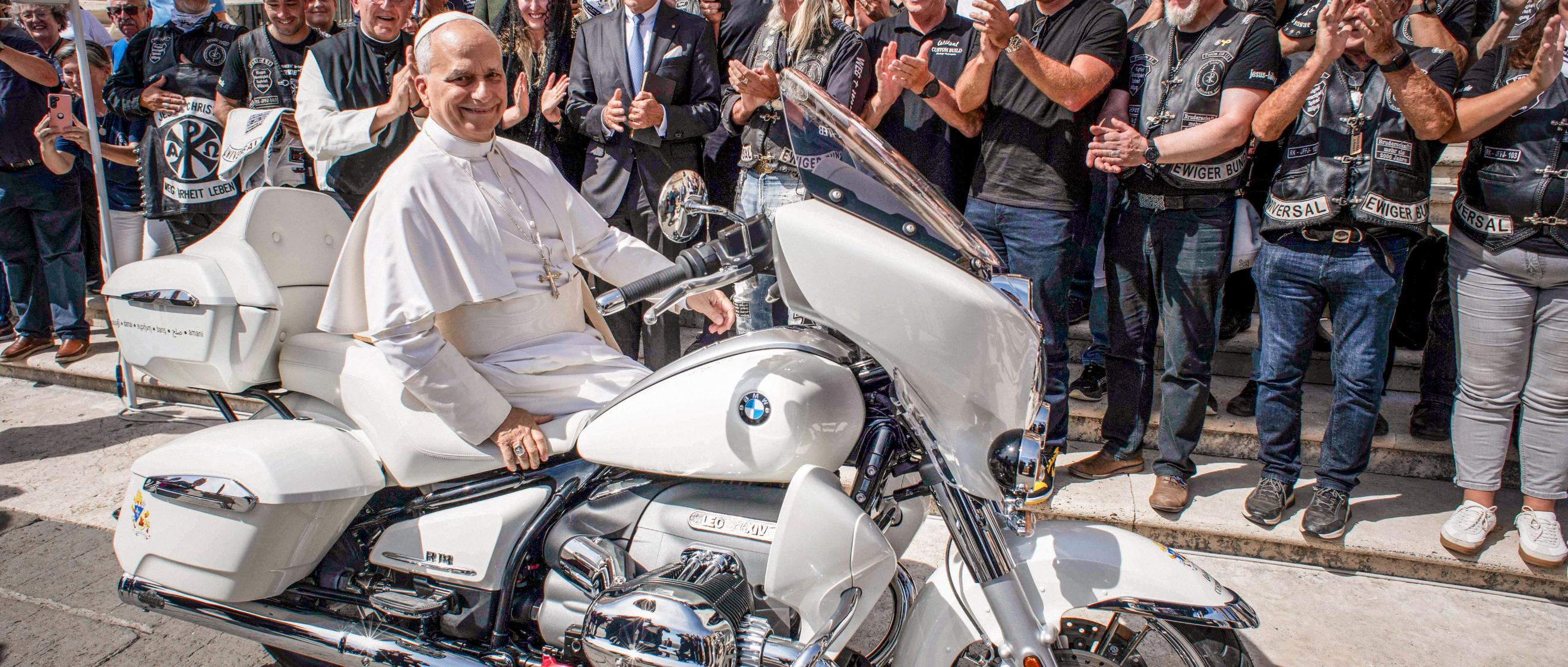 Papst Leo XIV. auf einem Motorrad