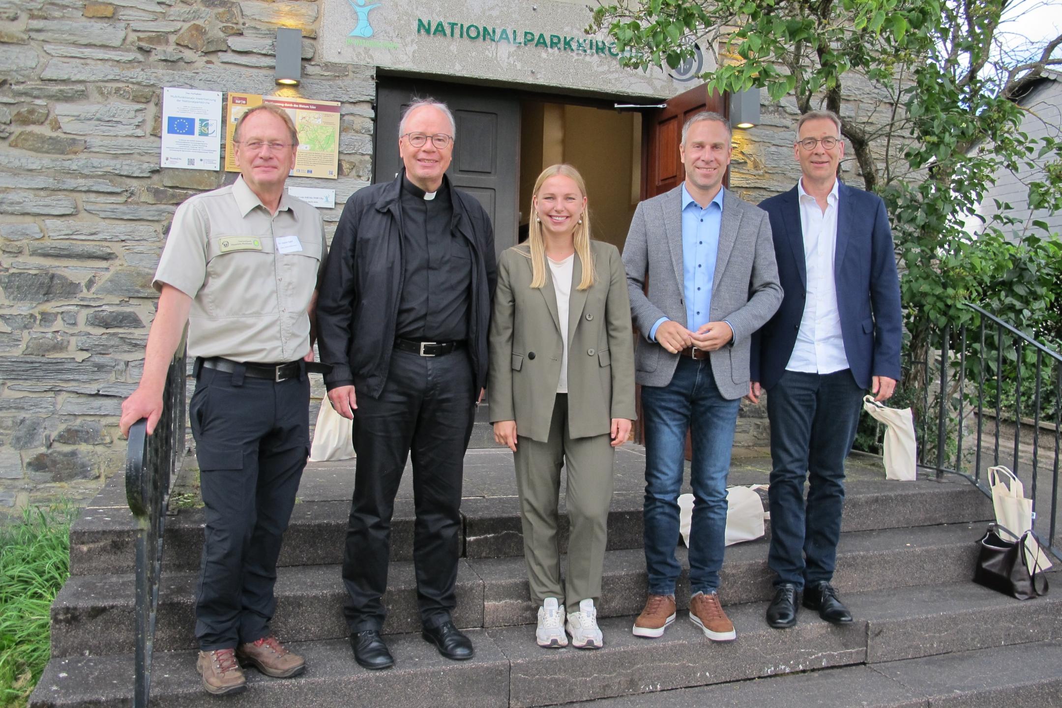 Harald Egidi, Bischof Ackermann, Kira Braun, Nico Steinbach und Superintendent Weber (von links) vor der Nationalparkkirche.