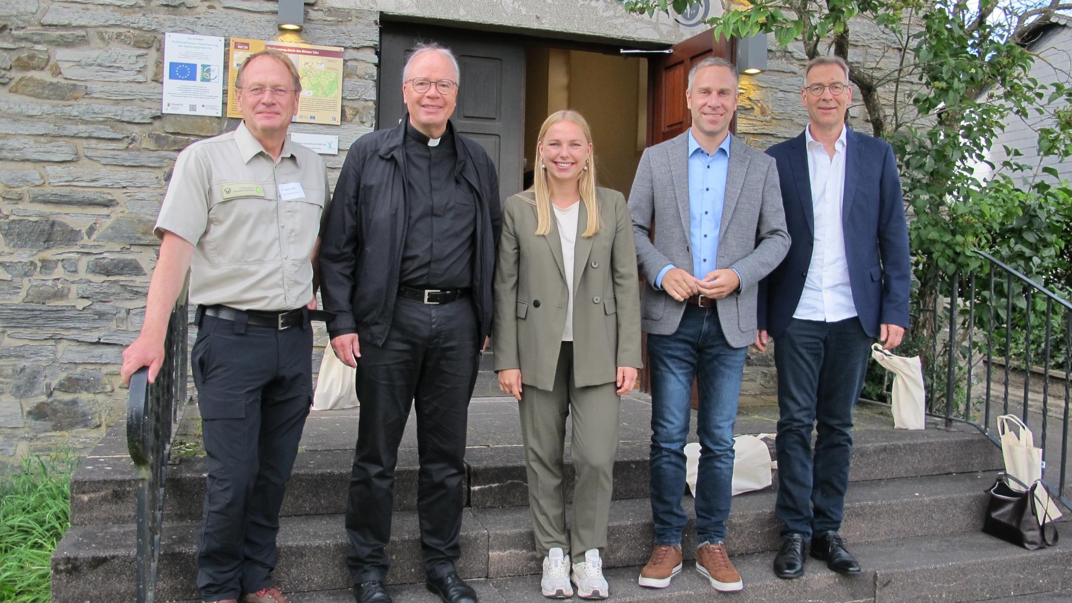 Harald Egidi, Bischof Ackermann, Kira Braun, Nico Steinbach und Superintendent Weber (von links) vor der Nationalparkkirche.