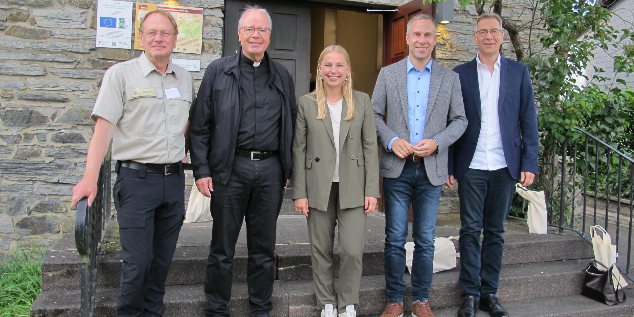Harald Egidi, Bischof Ackermann, Kira Braun, Nico Steinbach und Superintendent Weber (von links) vor der Nationalparkkirche.
