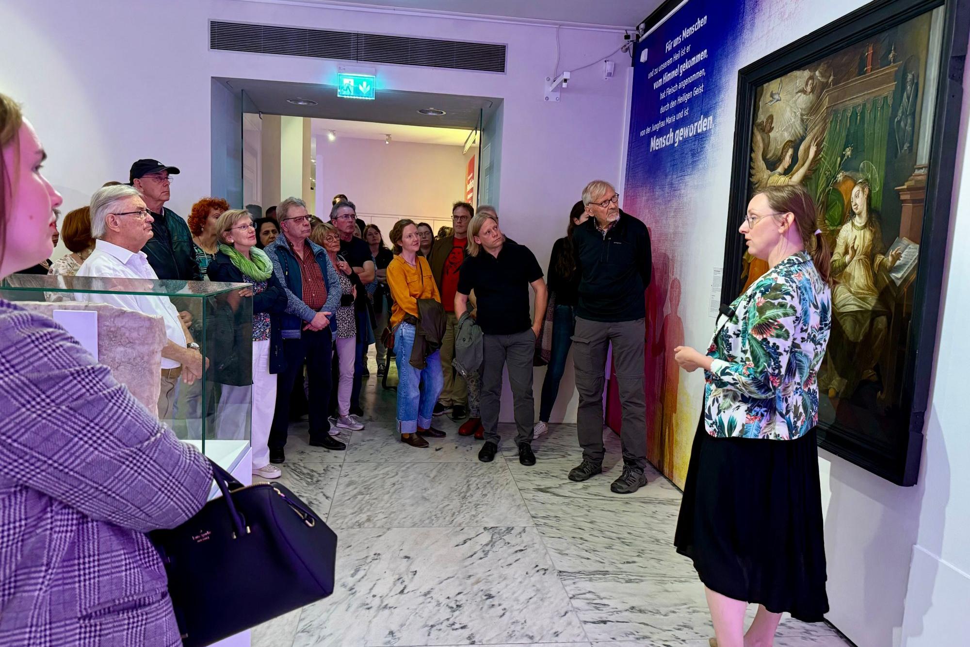 Kirstin Jakob führt im Dommuseum. Sie zeigt den Besuchern ein Bild mit der Gottesmutter Maria in ihrem Schlafgemach.