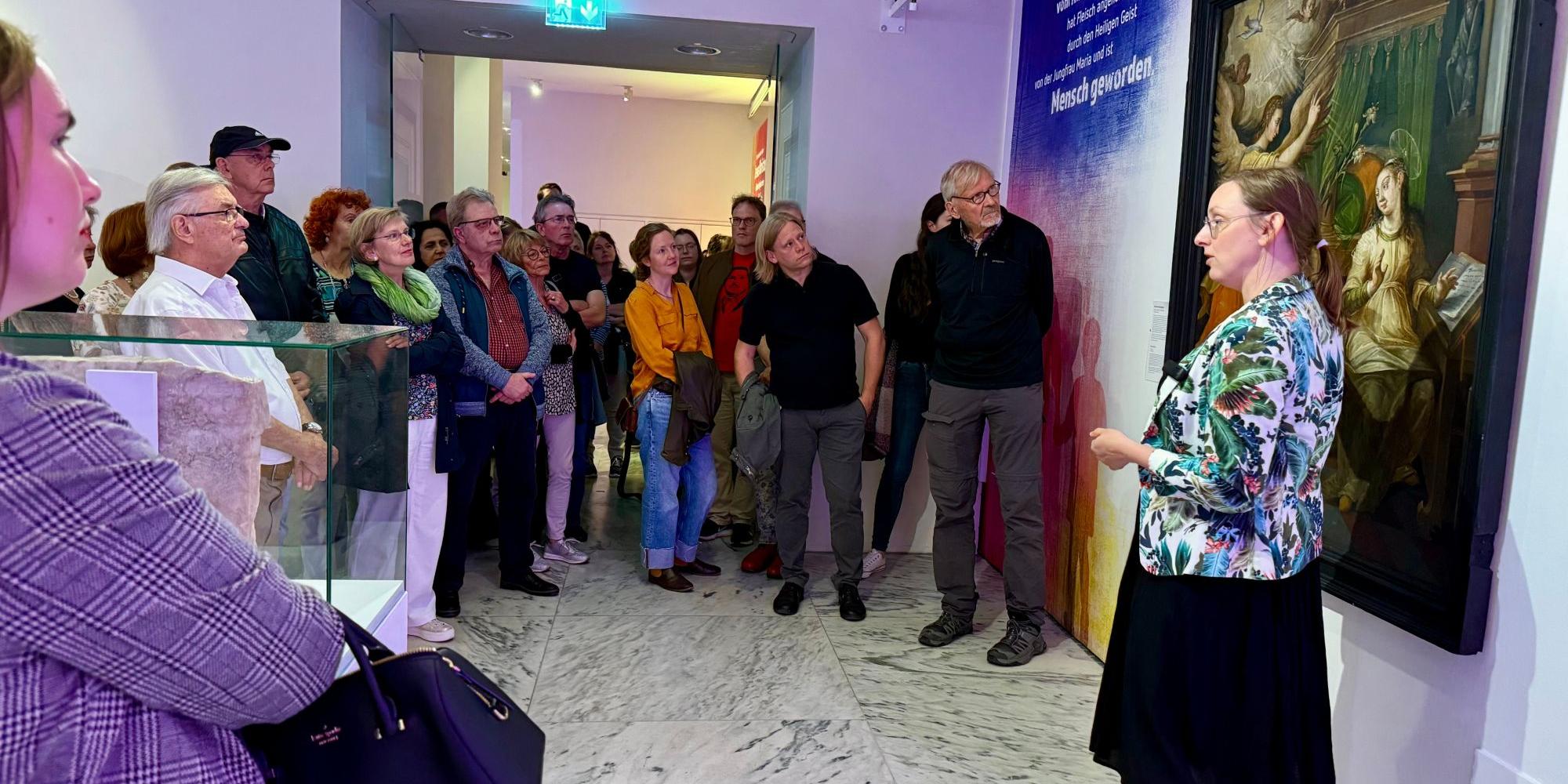 Kirstin Jakob führt im Dommuseum. Sie zeigt den Besuchern ein Bild mit der Gottesmutter Maria in ihrem Schlafgemach.