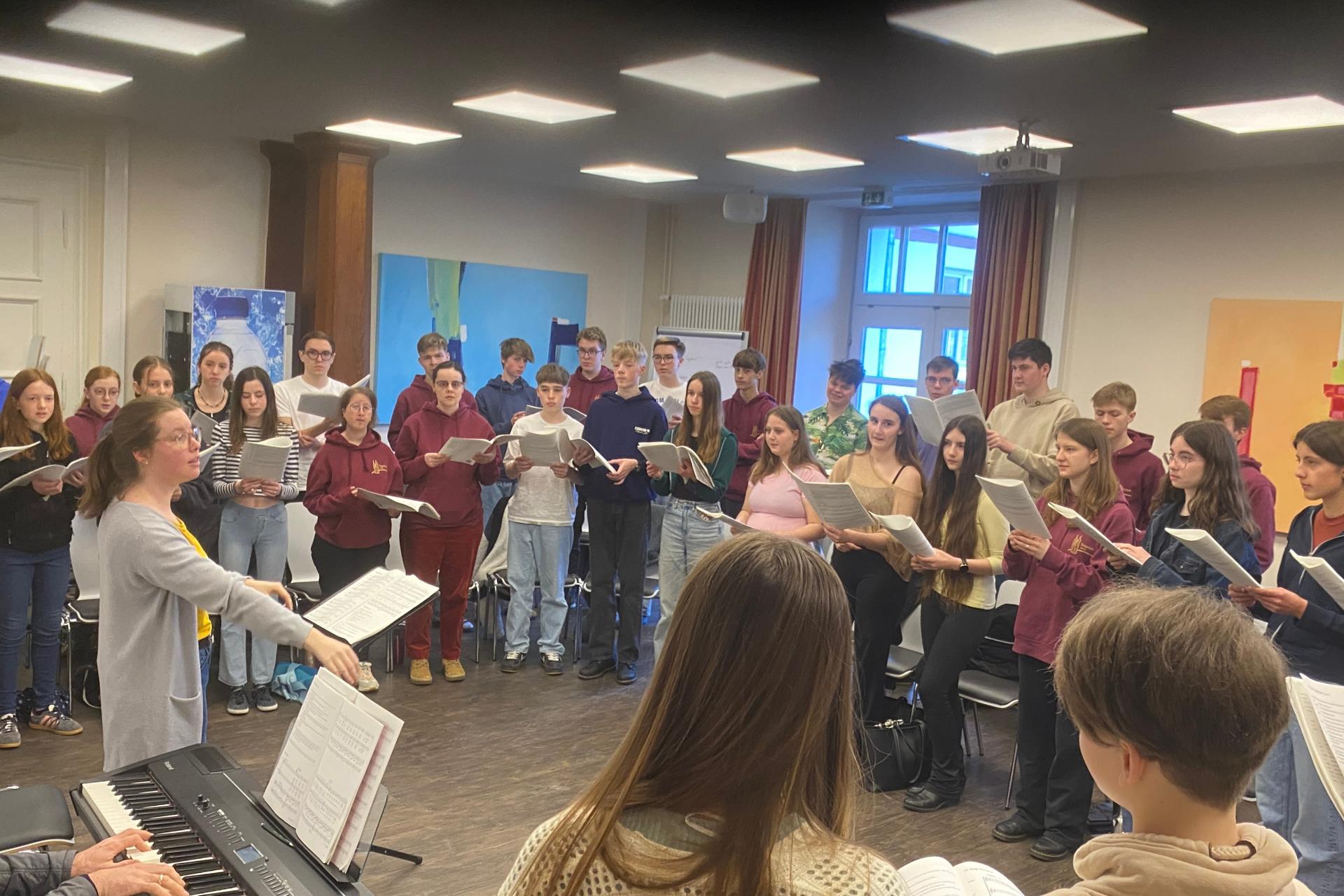 Junge Sängerinnen und Sänger proben unter Leitung von Juliane Kathary für das Musical.