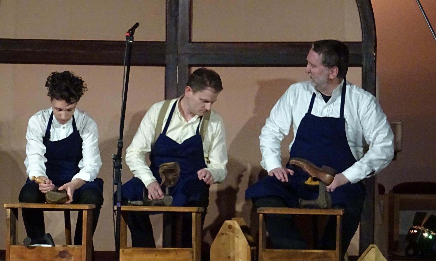 Szene aus dem Mysterienspiel: Der junge Adolph Kolping (Mitte) absolviert eine Schusterlehre.