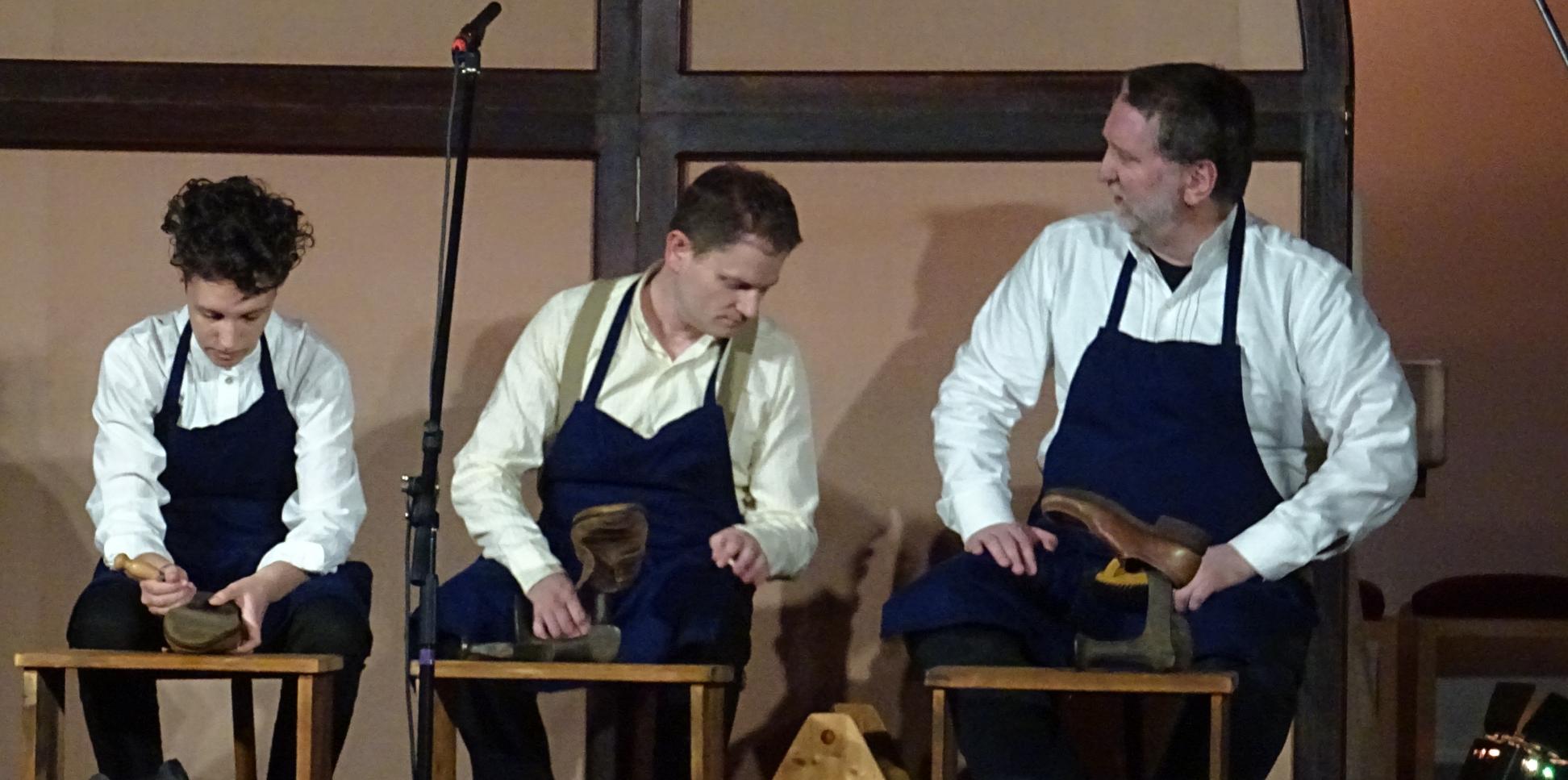 Szene aus dem Mysterienspiel: Der junge Adolph Kolping (Mitte) absolviert eine Schusterlehre.