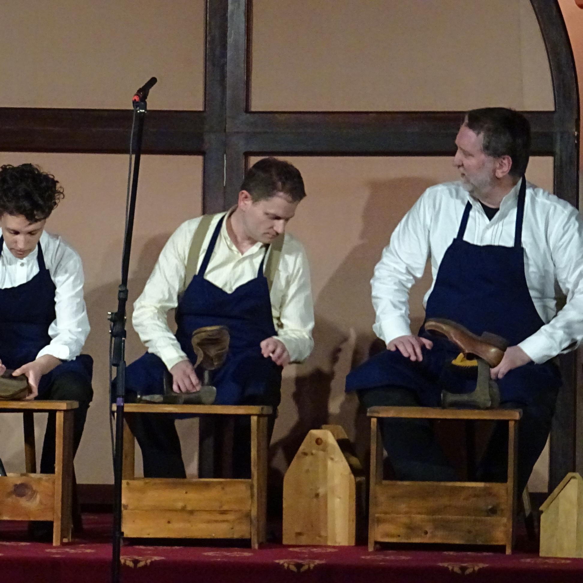 Szene aus dem Mysterienspiel: Der junge Adolph Kolping (Mitte) absolviert eine Schusterlehre.