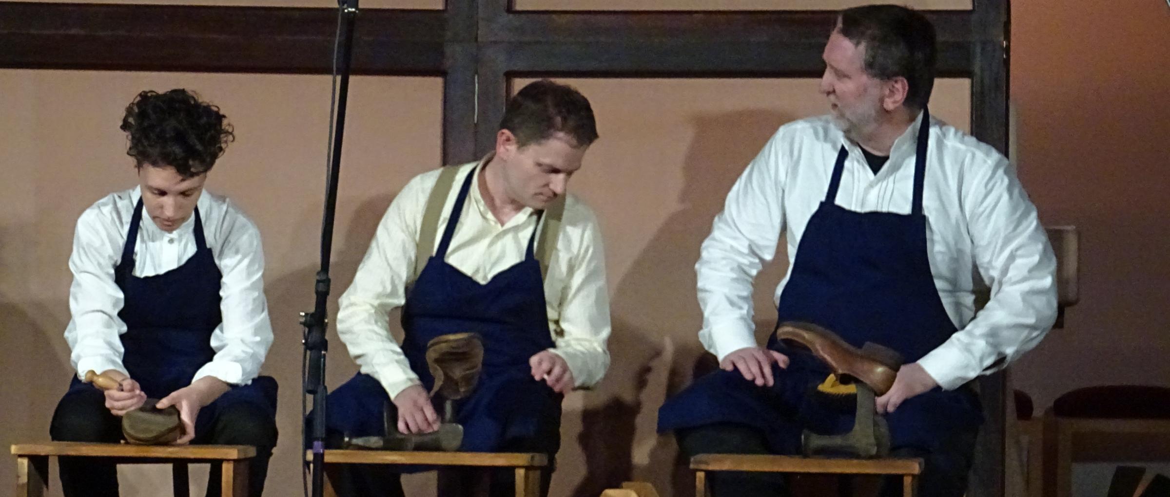 Szene aus dem Mysterienspiel: Der junge Adolph Kolping (Mitte) absolviert eine Schusterlehre.