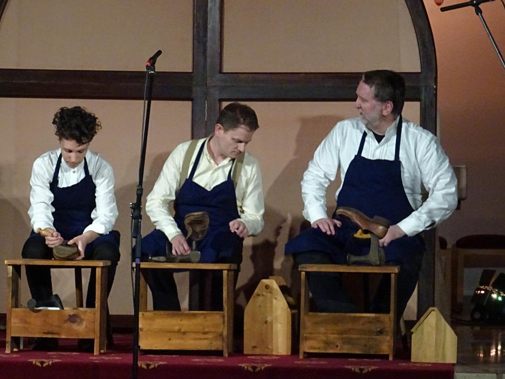 Szene aus dem Mysterienspiel: Der junge Adolph Kolping (Mitte) absolviert eine Schusterlehre.