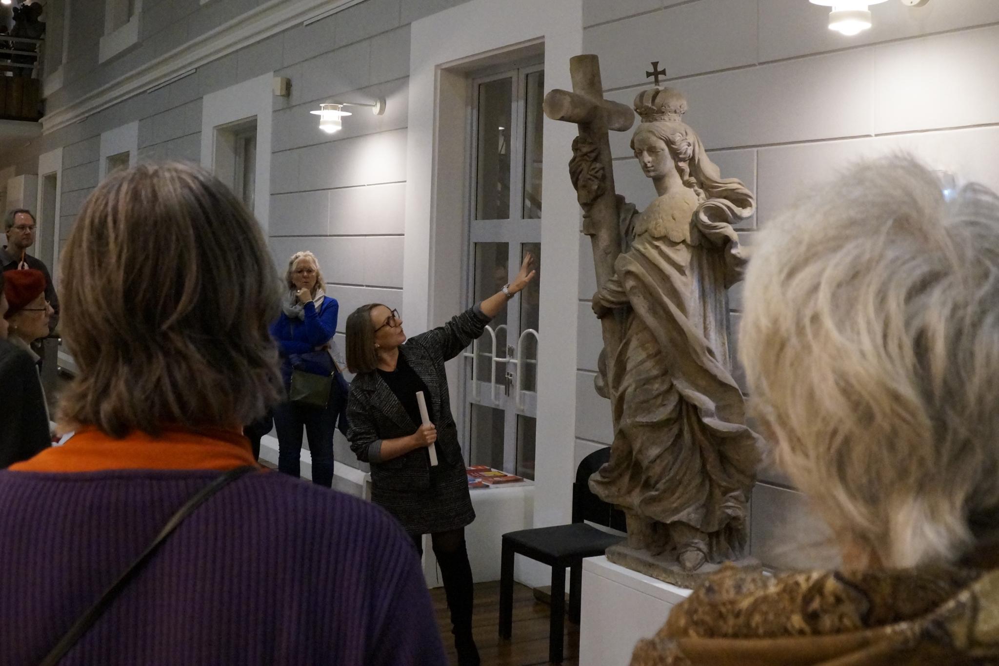 Von der Wirtin zur Heiligen: Kaiserin Helena ist eine der starken Frauen, die Polina Konstantinova (Mitte) bei ihrer Führung vorstellt.