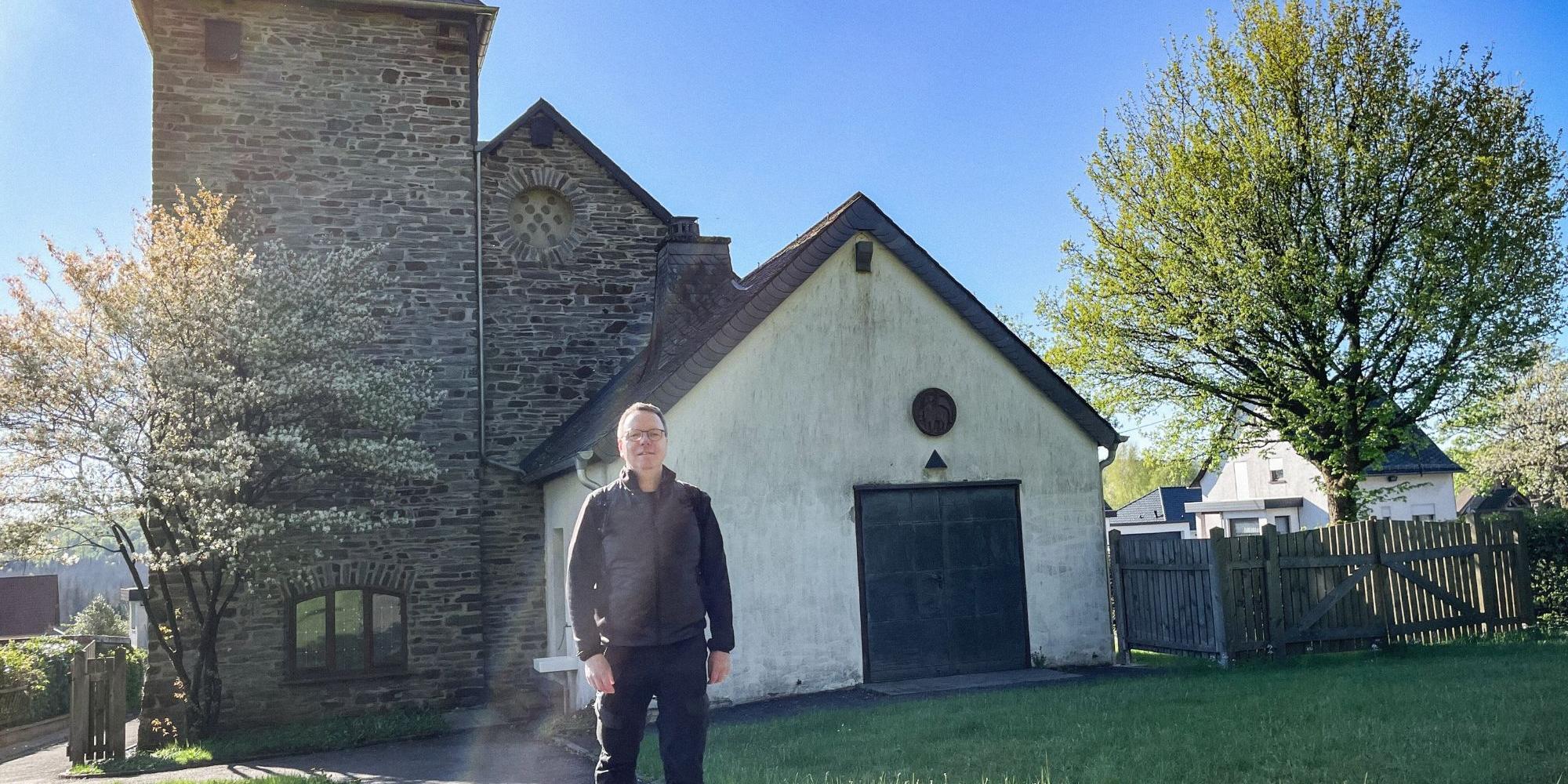 Pastoralreferent Claus Wettmann vor der Sankt-Josef-Kapelle, der Nationalpark-Kirche in Neuhütten-Muhl.