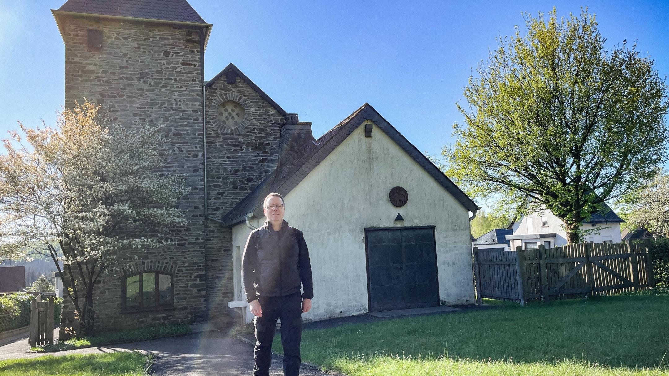 Pastoralreferent Claus Wettmann vor der Sankt-Josef-Kapelle, der Nationalpark-Kirche in Neuhütten-Muhl.