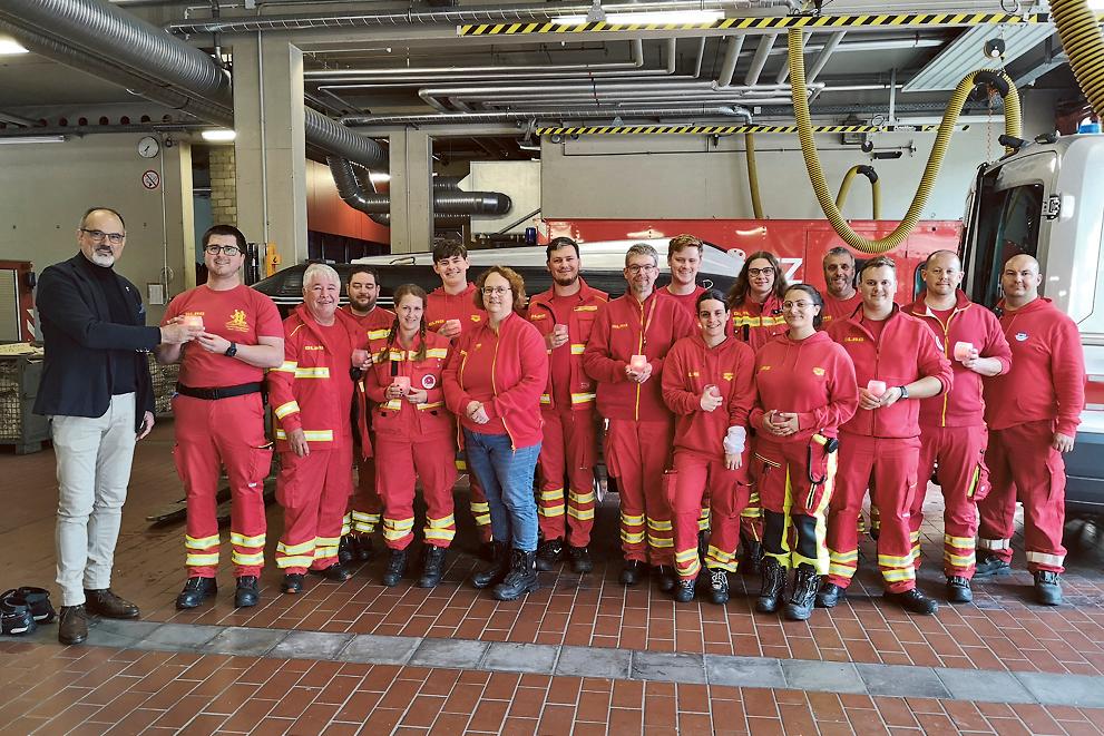 Superintendent Markus Karsch überreichte das Pfingstfeuer an die Rettungskräfte von THW, Berufsfeuerwehr, DLRG und Maltesern.