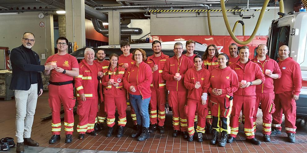 Superintendent Markus Karsch überreichte das Pfingstfeuer an die Rettungskräfte von THW, Berufsfeuerwehr, DLRG und Maltesern. (c) Eulenstein/evks Superintendent Markus Karsch überreichte das Pfingstfeuer an die Rettungskräfte von THW, Berufsfeuerwehr, DLRG und Maltesern.