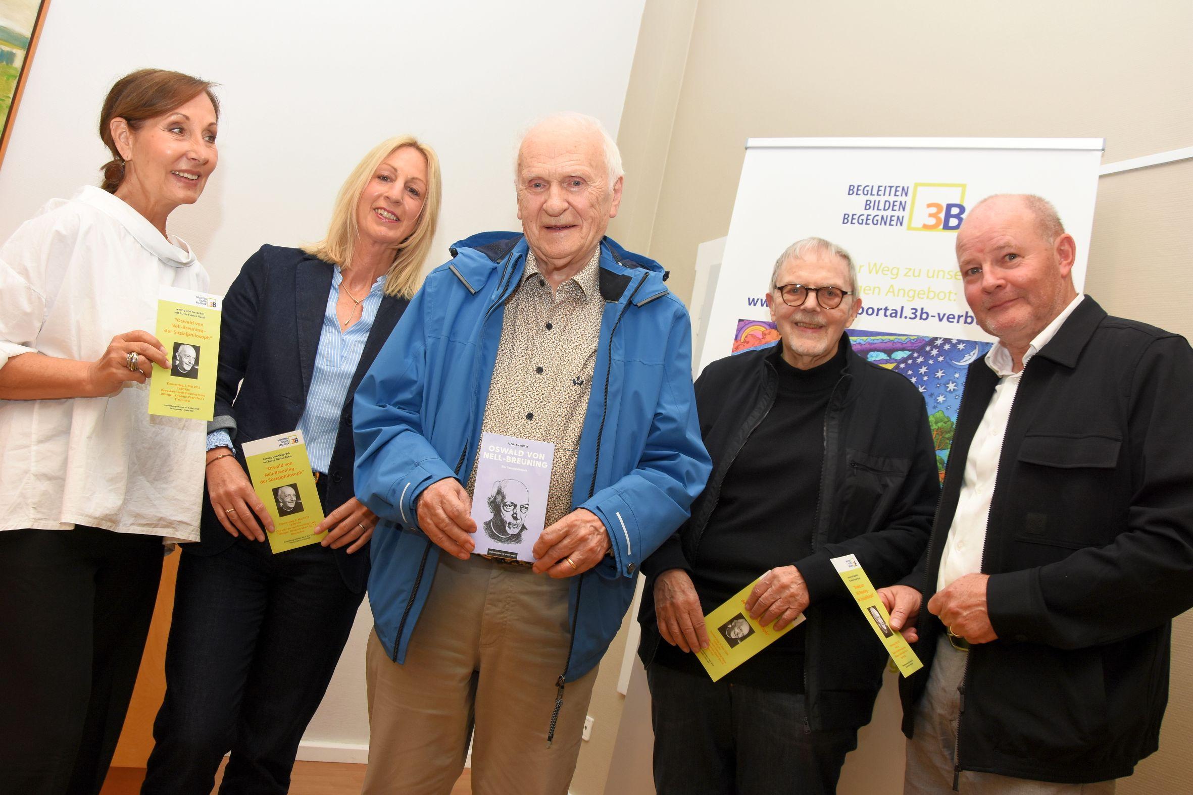 Nach der Lesung (von links): Verlagslektorin Antje Genth-Wagner, 3B-Vorständin Stefanie Oberbillig, Autor Rudolf Dadder, Minister a. D. Werner Schreiber und 3B-Aufsichtsratsvorsitzender Ralf Dewald.