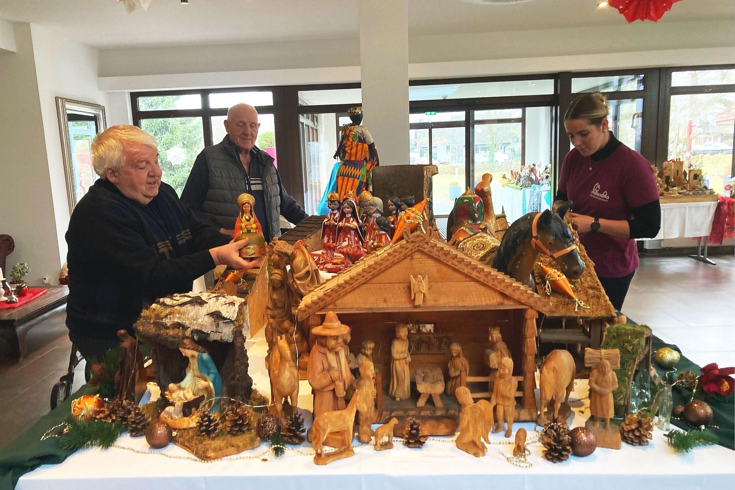 Der Aufbau der Ausstellung in Bad Bodendorf nahm mehrere Tage in Anspruch. Die Krippensammler Josef (links) und Franz-Rudolf Nie-then (Mitte) waren dankbar für die tatkräftige Mithilfe von Maravilla-Mitarbeiterin Janine Kriechel.