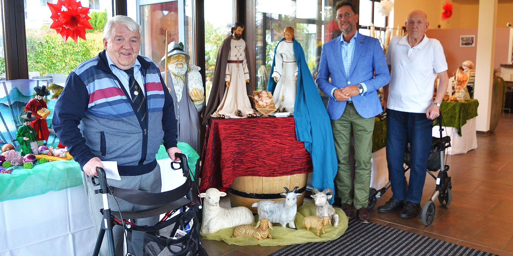 Josef (links) und Rudolf (rechts) Niethen in der Krippen-Ausstellung mit Detlef Odenkirchen, Bezirksvorsitzender der Mittelstands- und Wirtschaftsunion. (c) Müller Josef (links) und Rudolf (rechts) Niethen in der Krippen-Ausstellung mit Detlef Odenkirchen, Bezirksvorsitzender der Mittelstands- und Wirtschaftsunion.