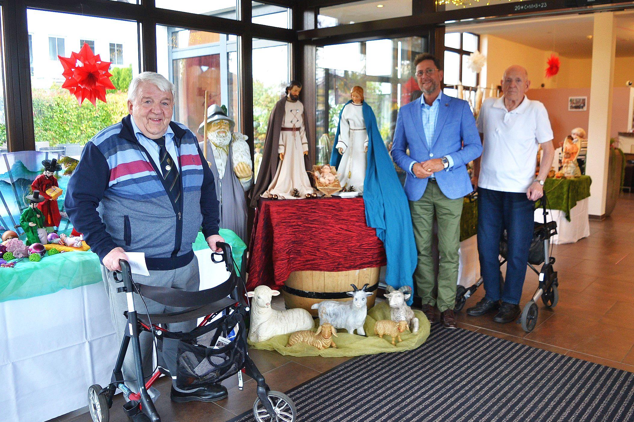 Josef (links) und Rudolf (rechts) Niethen in der Krippen-Ausstellung mit Detlef Odenkirchen, Bezirksvorsitzender der Mittelstands- und Wirtschaftsunion.