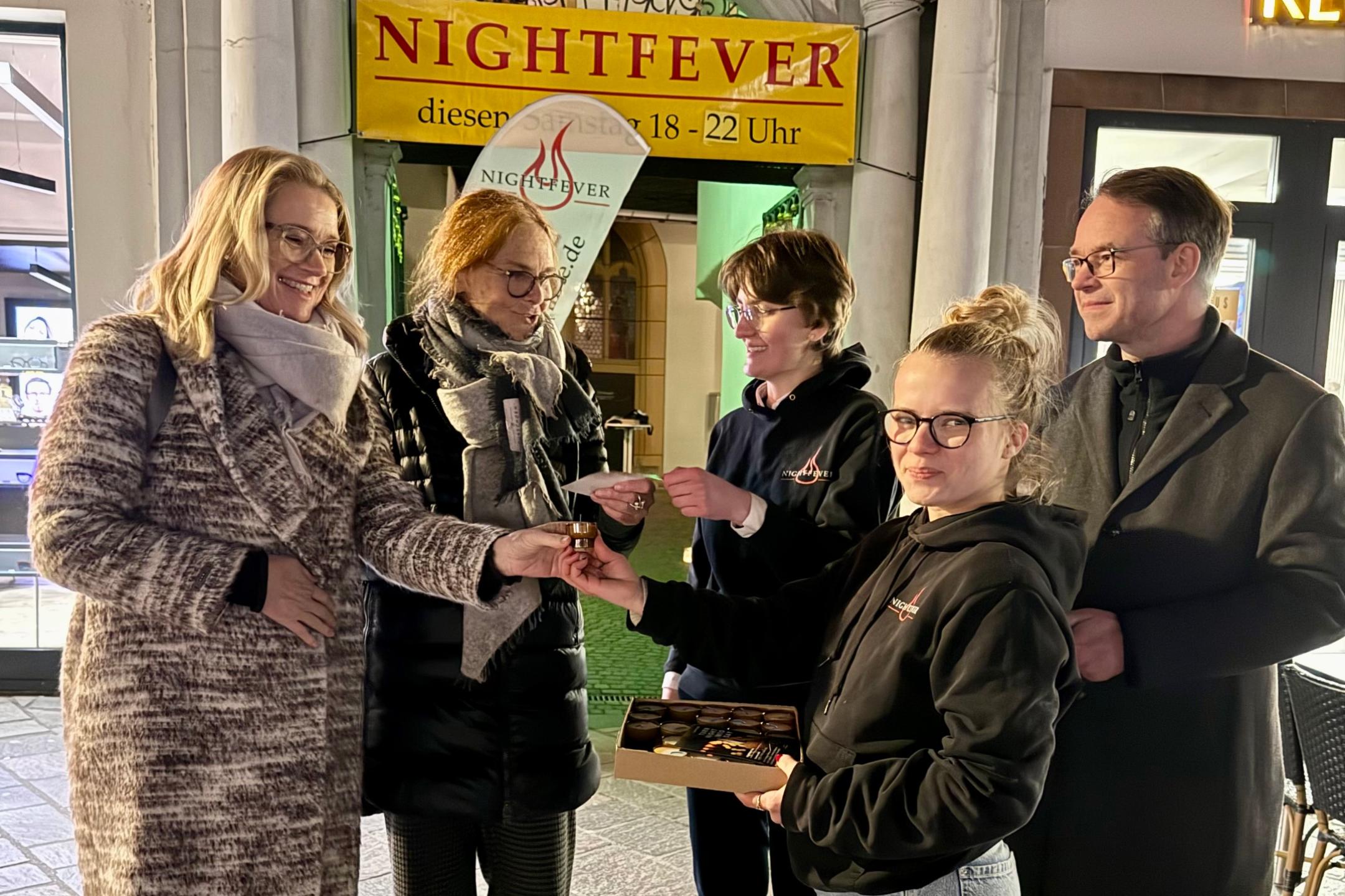 Besucher werden vor dem Eingang der Kirche eingeladen hereinzukommen.
