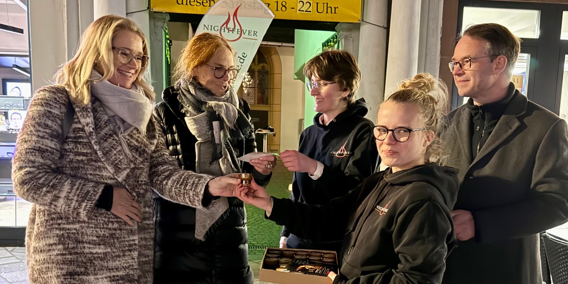 Besucher werden vor dem Eingang der Kirche eingeladen hereinzukommen. (c) Kathrin Schmitt Besucher werden vor dem Eingang der Kirche eingeladen hereinzukommen.