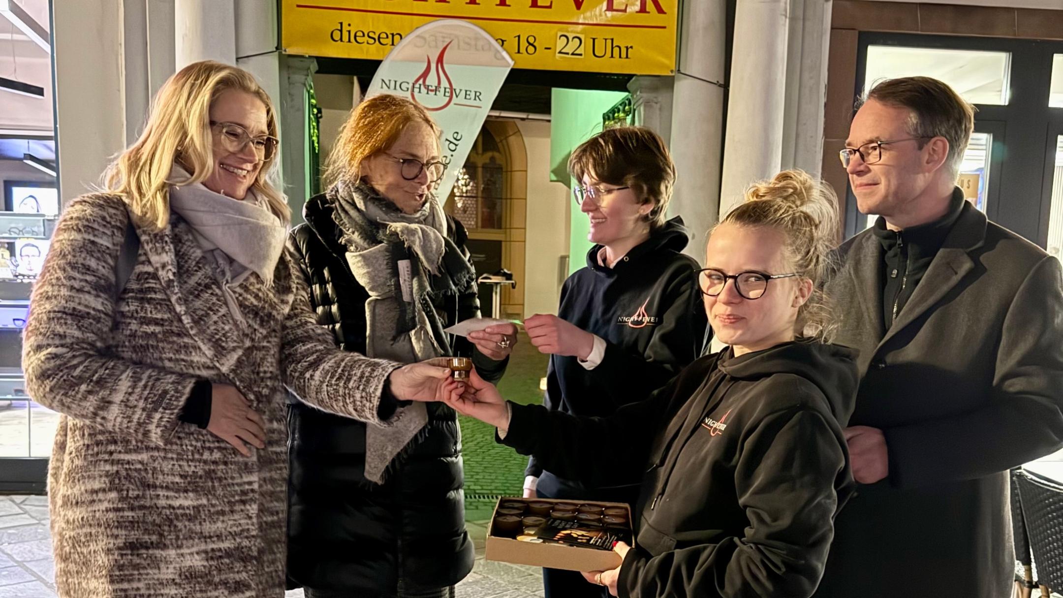 Besucher werden vor dem Eingang der Kirche eingeladen hereinzukommen.