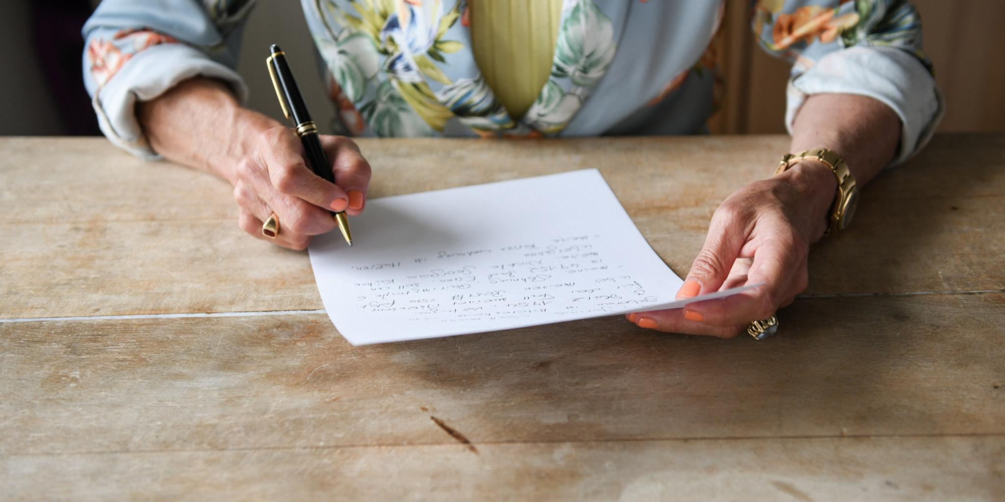 Frauenhände halten einen Papierbogen. Die Frau schreibt ihren handschriftlich formulierten letzten Willen. (c) Julia Steinbrecht/KNA Frauenhände halten einen Papierbogen. Die Frau schreibt ihren handschriftlich formulierten letzten Willen.