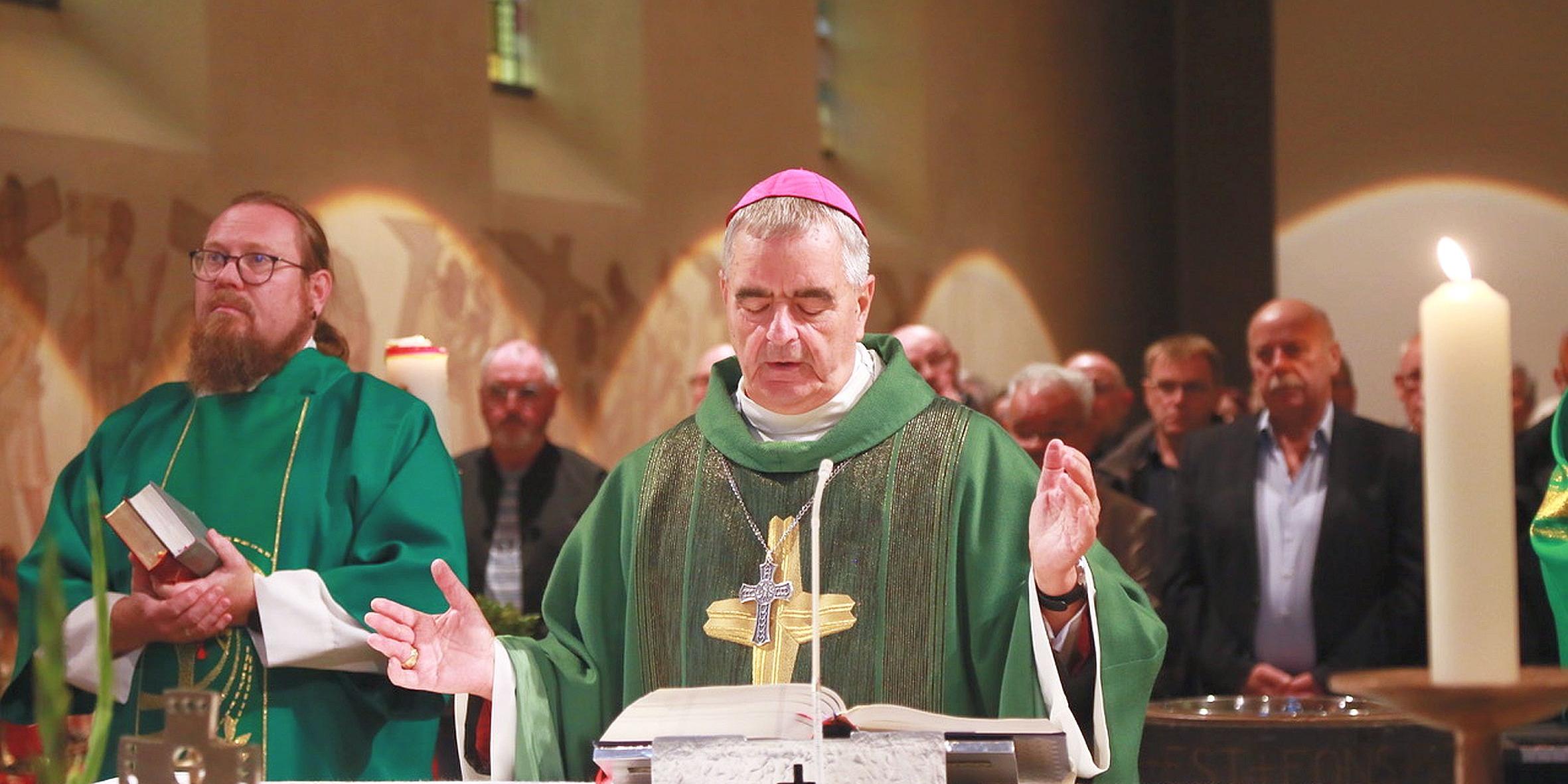 Nuntius Erzbischof Dr. Nikola Eterovic leitete die Abschlussmesse. Links Diakon Michael Przesang. (c) Stefan Ernst Nuntius Erzbischof Dr. Nikola Eterovic leitete die Abschlussmesse. Links Diakon Michael Przesang.