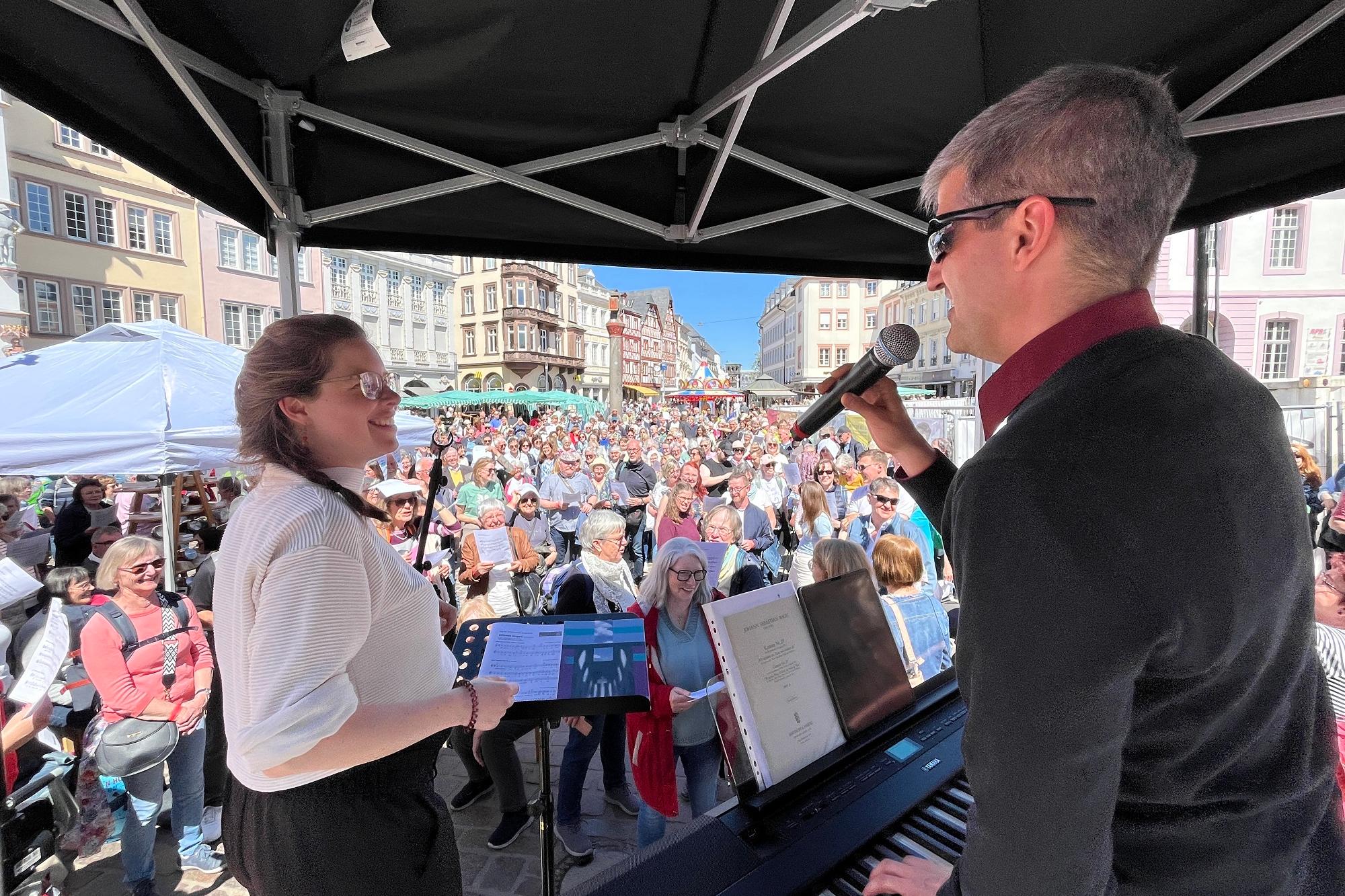 Über 500 Menschen kamen zum offenen Singen auf dem Trierer Hauptmarkt mit Juliane Kathary und Lukas Stollhoff.