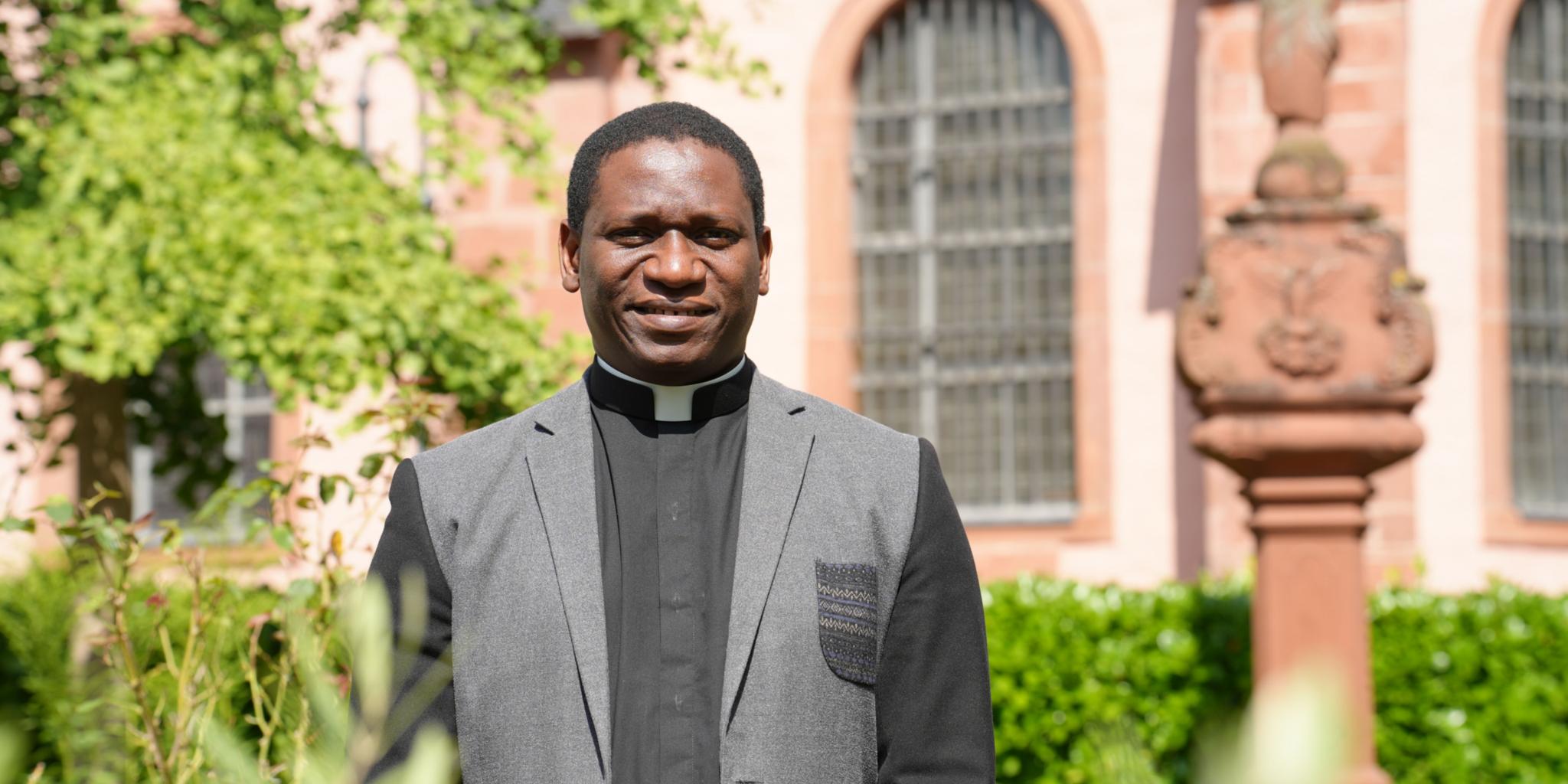 Francis Okeke im Pfarrgarten von St. Markus in Wittlich.