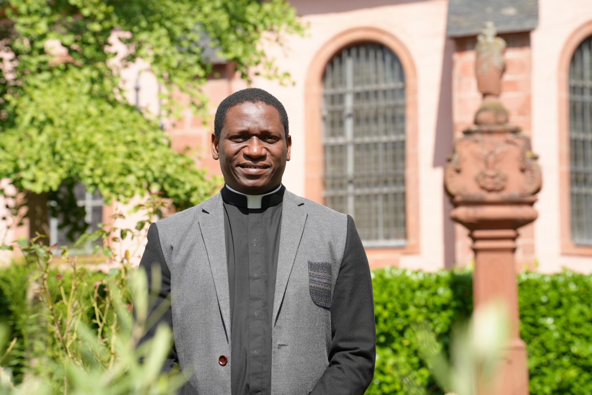 Francis Okeke im Pfarrgarten von St. Markus in Wittlich.