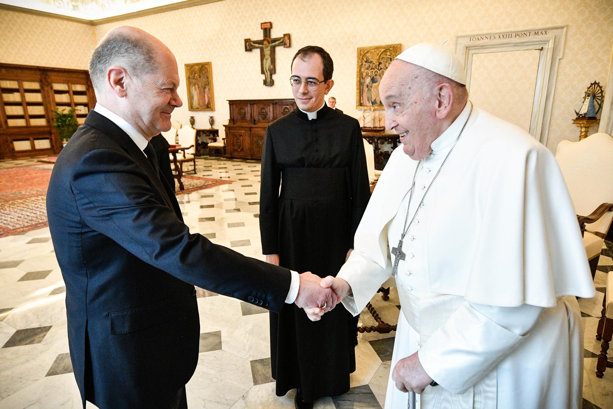 Papst Franziskus (rechts) begrüßt Bundeskanzler Olaf Scholz am 2. März im Vatikan.