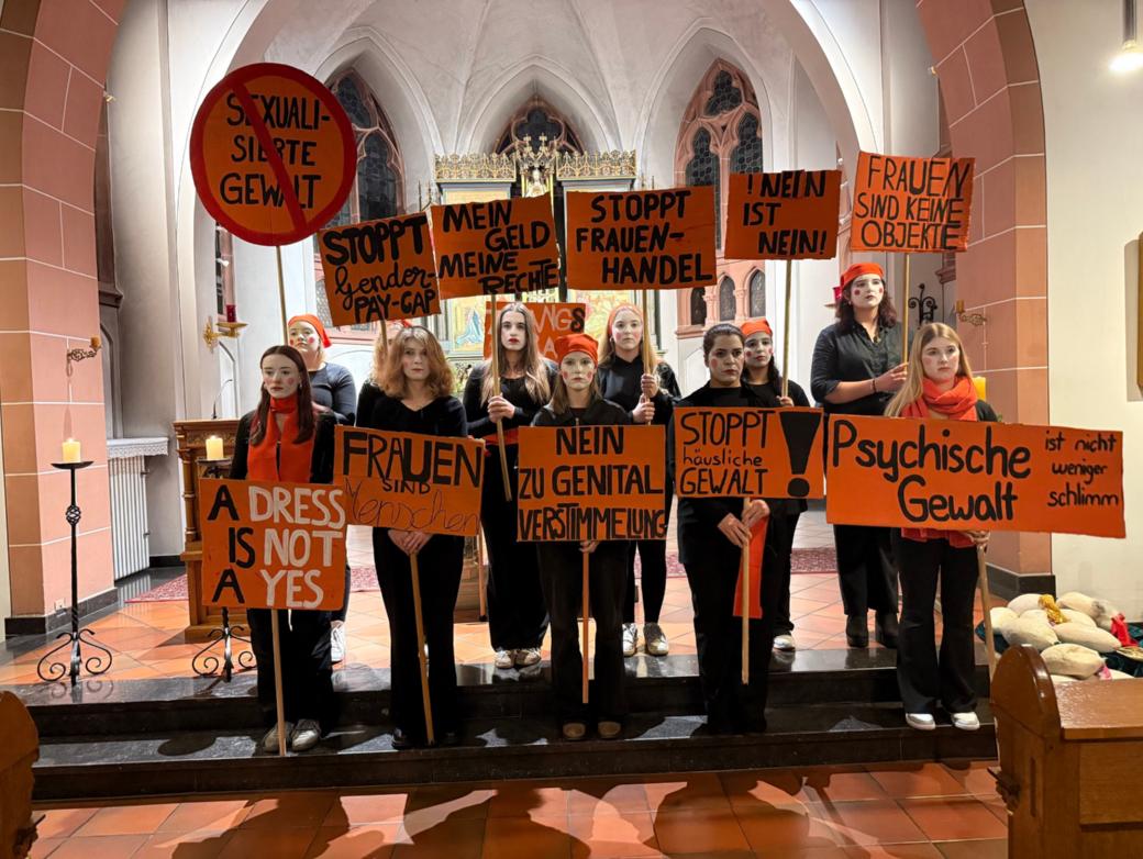 Mit markanten Plakaten treffen die Schülerinnen und Schüler bei ihrer Aktion im St. Josefsstift Aussagen gegen Gewalt an Frauen.