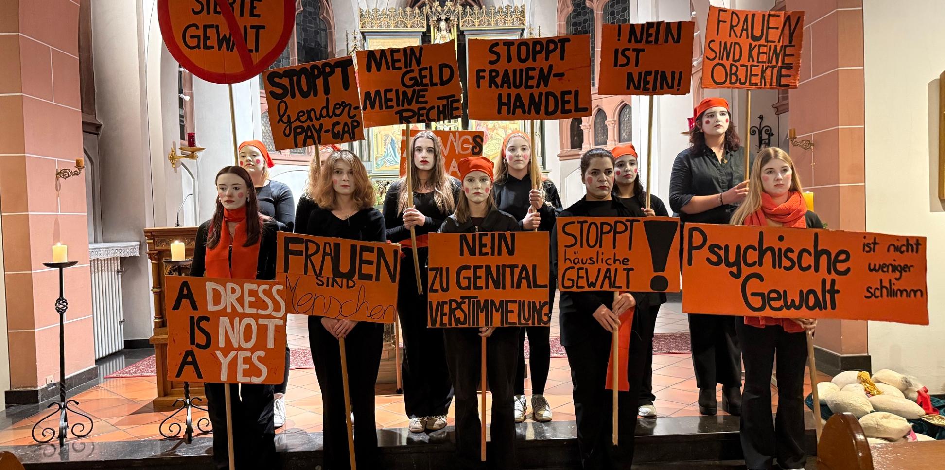 Mit markanten Plakaten treffen die Schülerinnen und Schüler bei ihrer Aktion im St. Josefsstift Aussagen gegen Gewalt an Frauen.