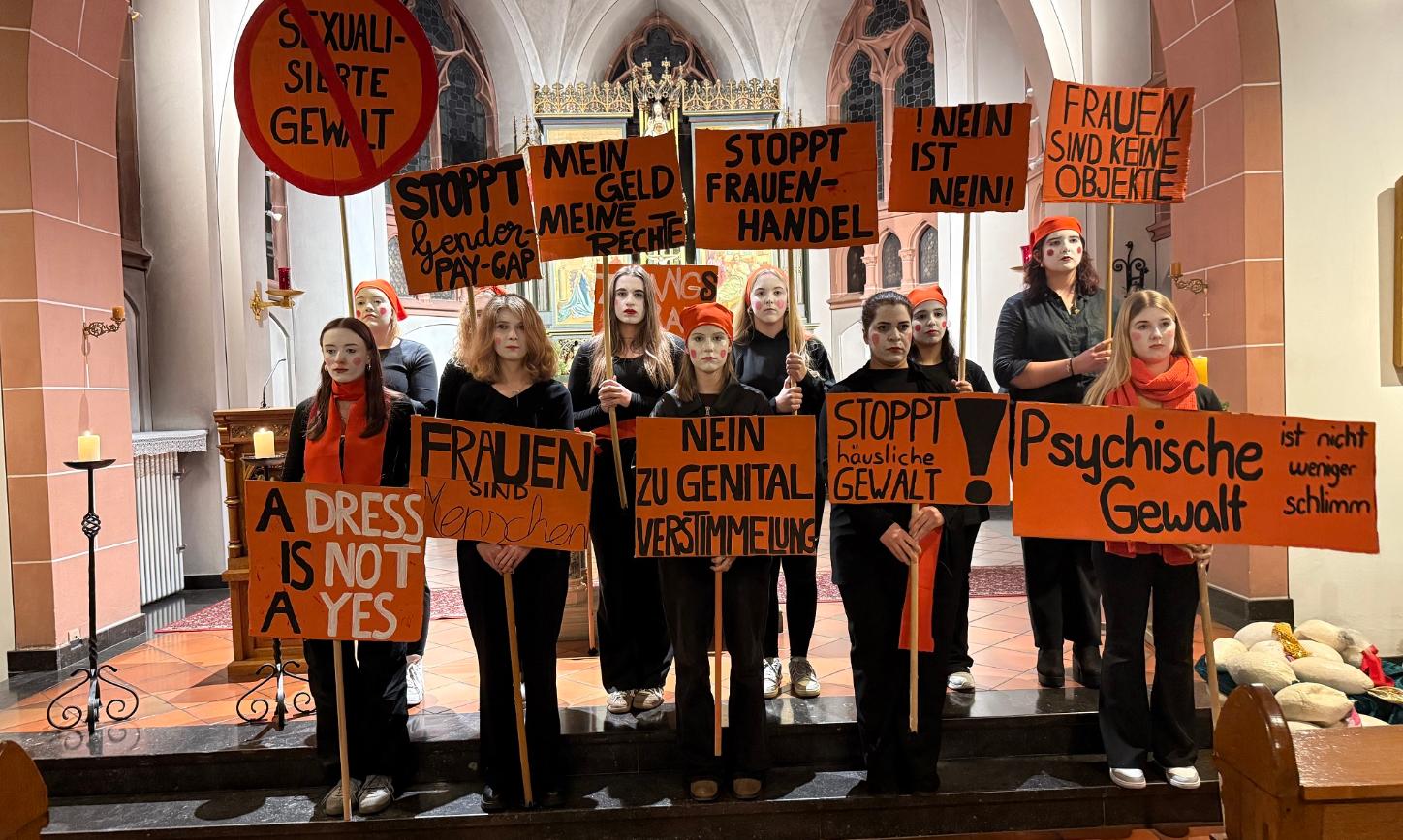 Mit markanten Plakaten treffen die Schülerinnen und Schüler bei ihrer Aktion im St. Josefsstift Aussagen gegen Gewalt an Frauen.