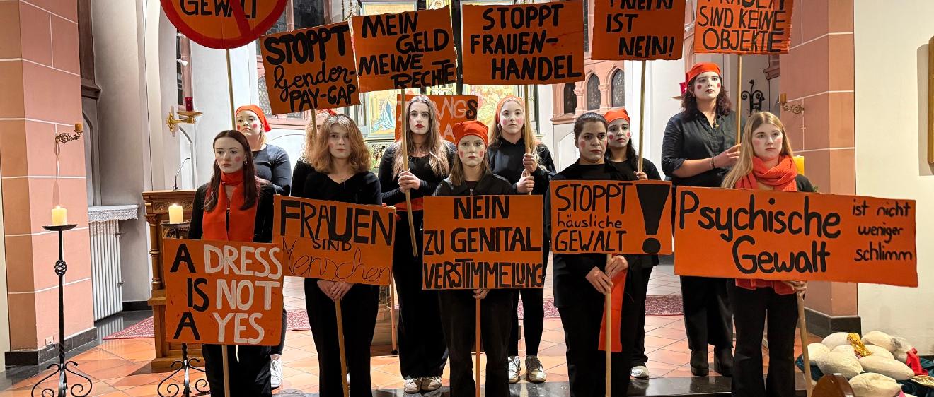 Mit markanten Plakaten treffen die Schülerinnen und Schüler bei ihrer Aktion im St. Josefsstift Aussagen gegen Gewalt an Frauen.