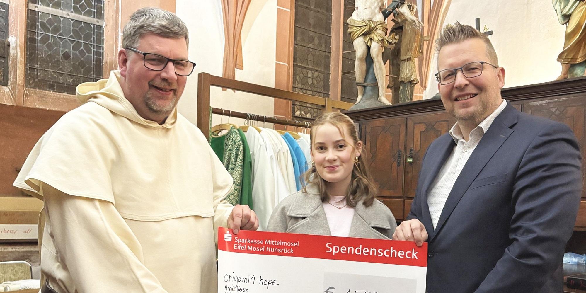 Freuen sich gemeinsam über das Geld für den guten Zweck: (von links) Pater Albert Seul OP, Lara Hahn und Tobias Marenberg.