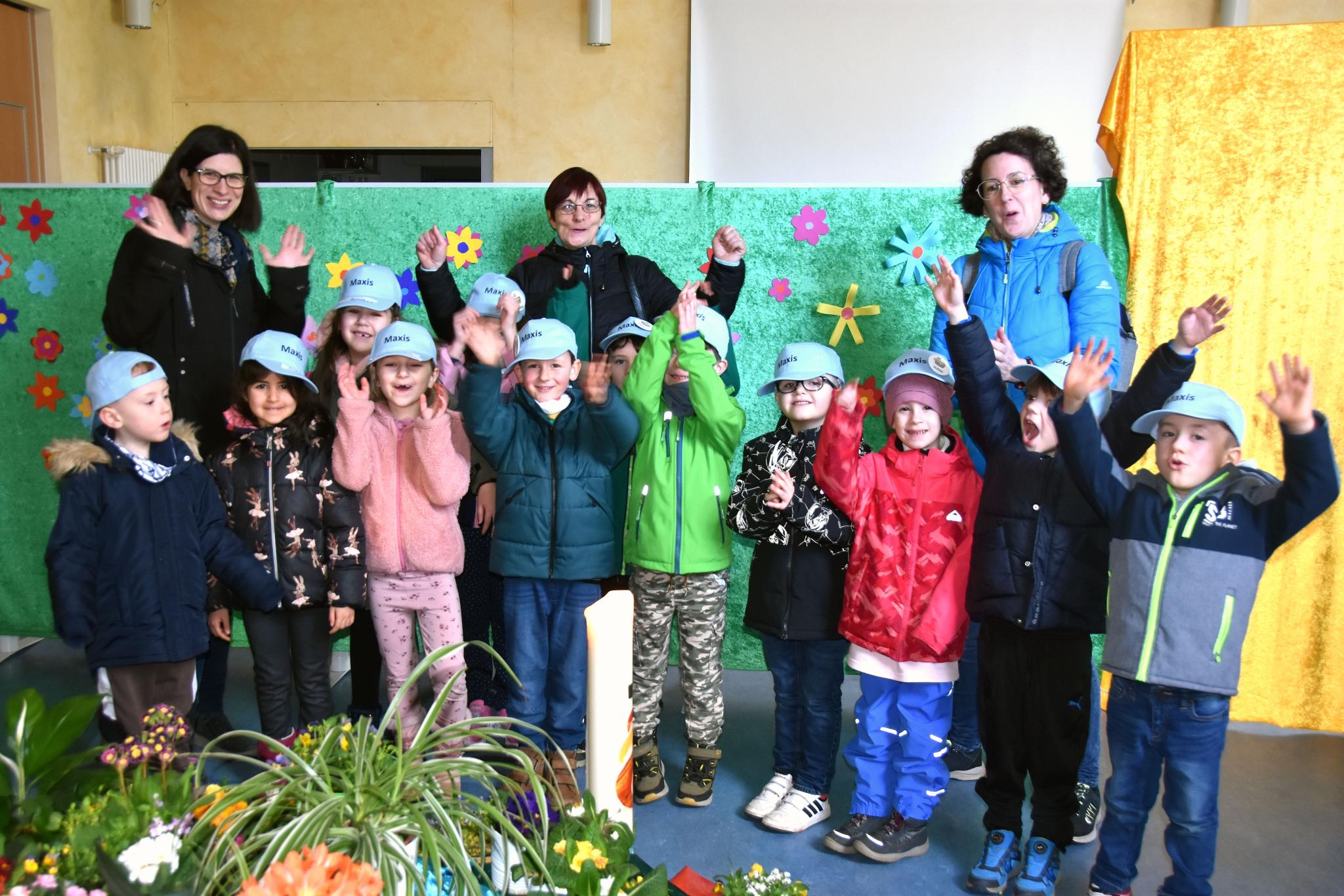 Kinder aus Dillingen-Pachten mit Gemeindereferentin Jessica Schanno (links) und den Erzieherinnen Katja Bergum (Mitte) und Annette Winter.