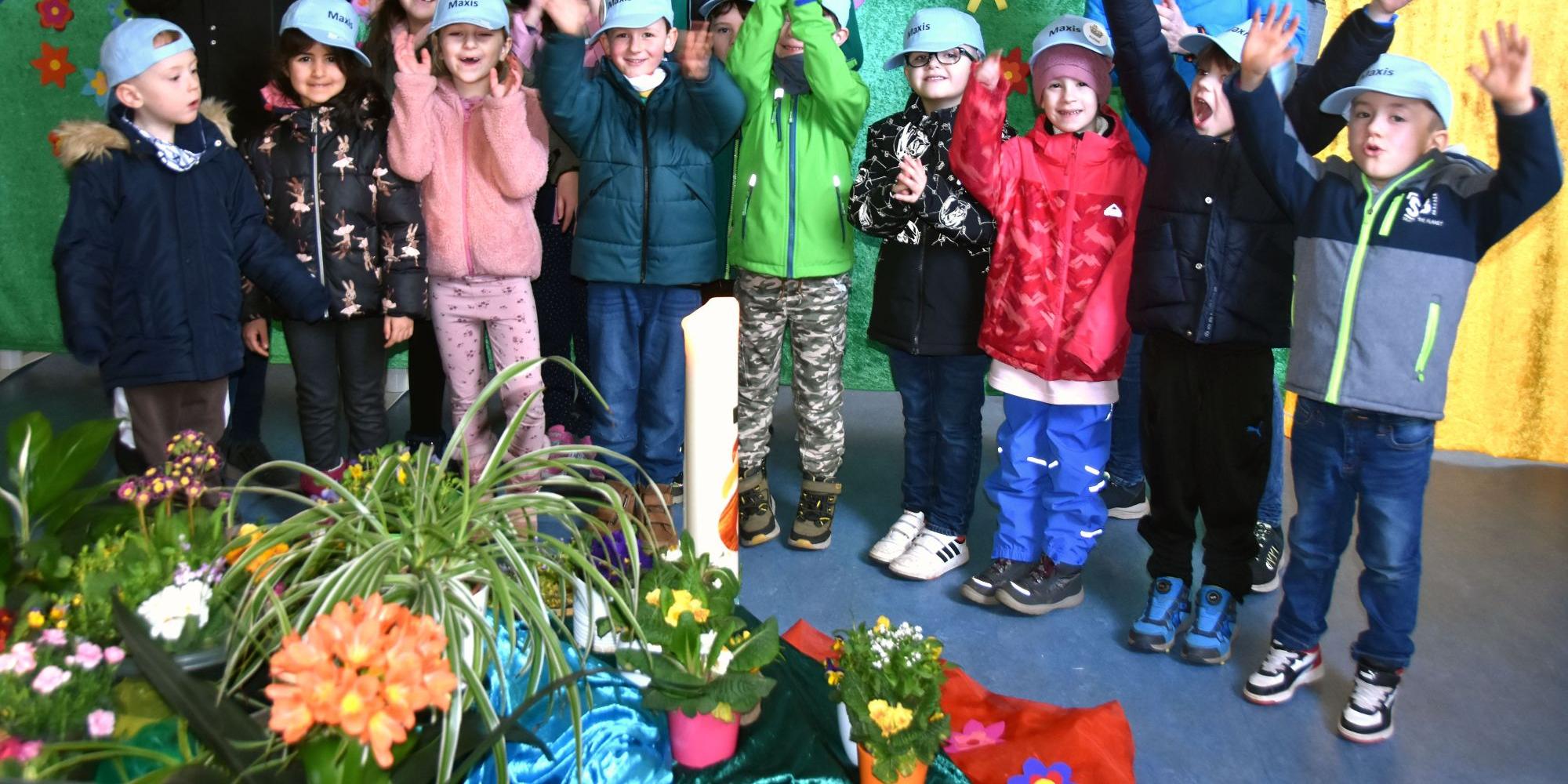 Kinder aus Dillingen-Pachten mit Gemeindereferentin Jessica Schanno (links) und den Erzieherinnen Katja Bergum (Mitte) und Annette Winter.