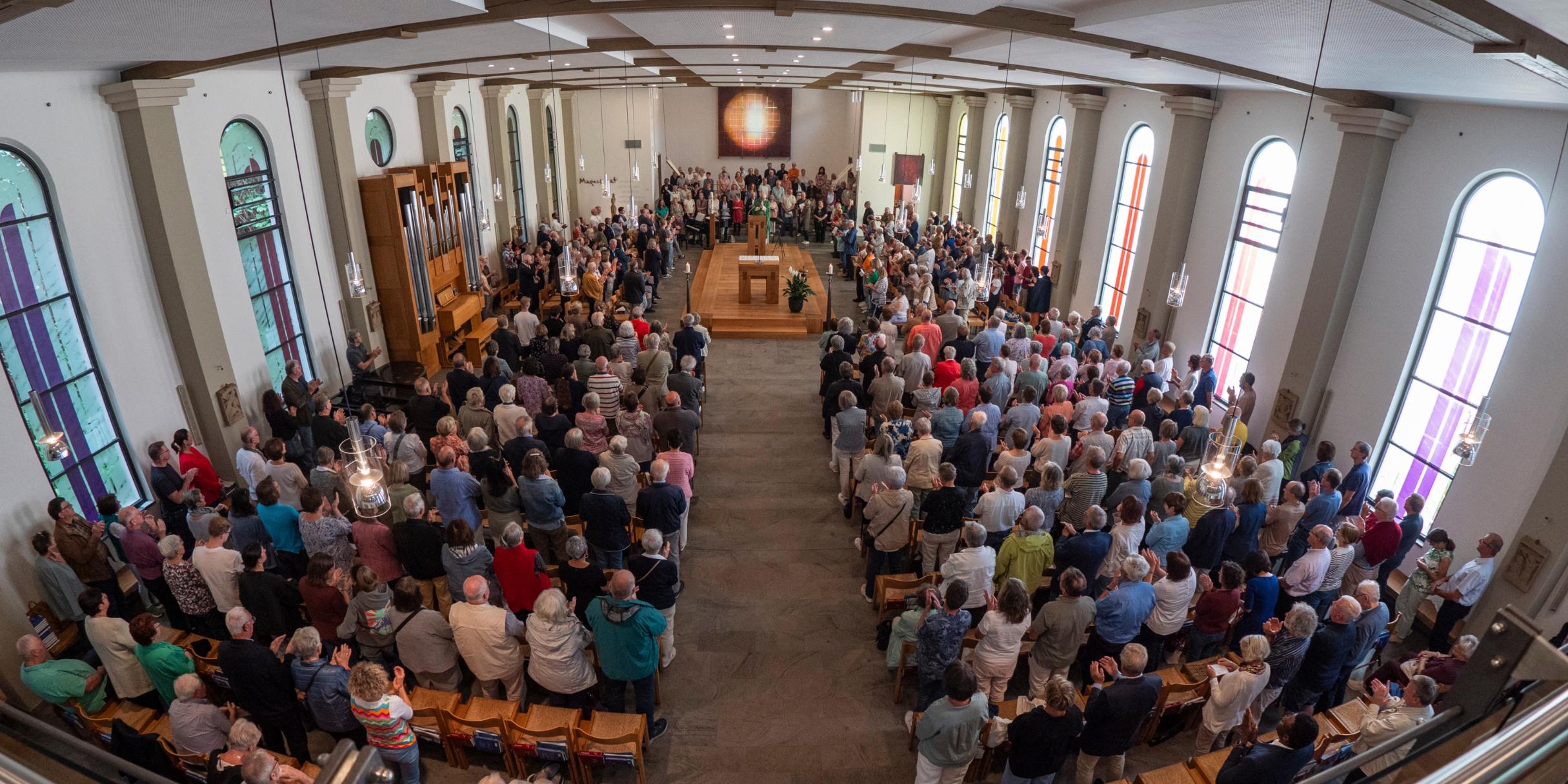 Blick von der Empore in die voll besetzte Pallottikirche